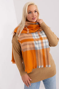 Écharpe à carreaux colorés longue automne/hiver, style casual chic, matériau doux, finitions frangées, coordonnée pull-over marron clair
