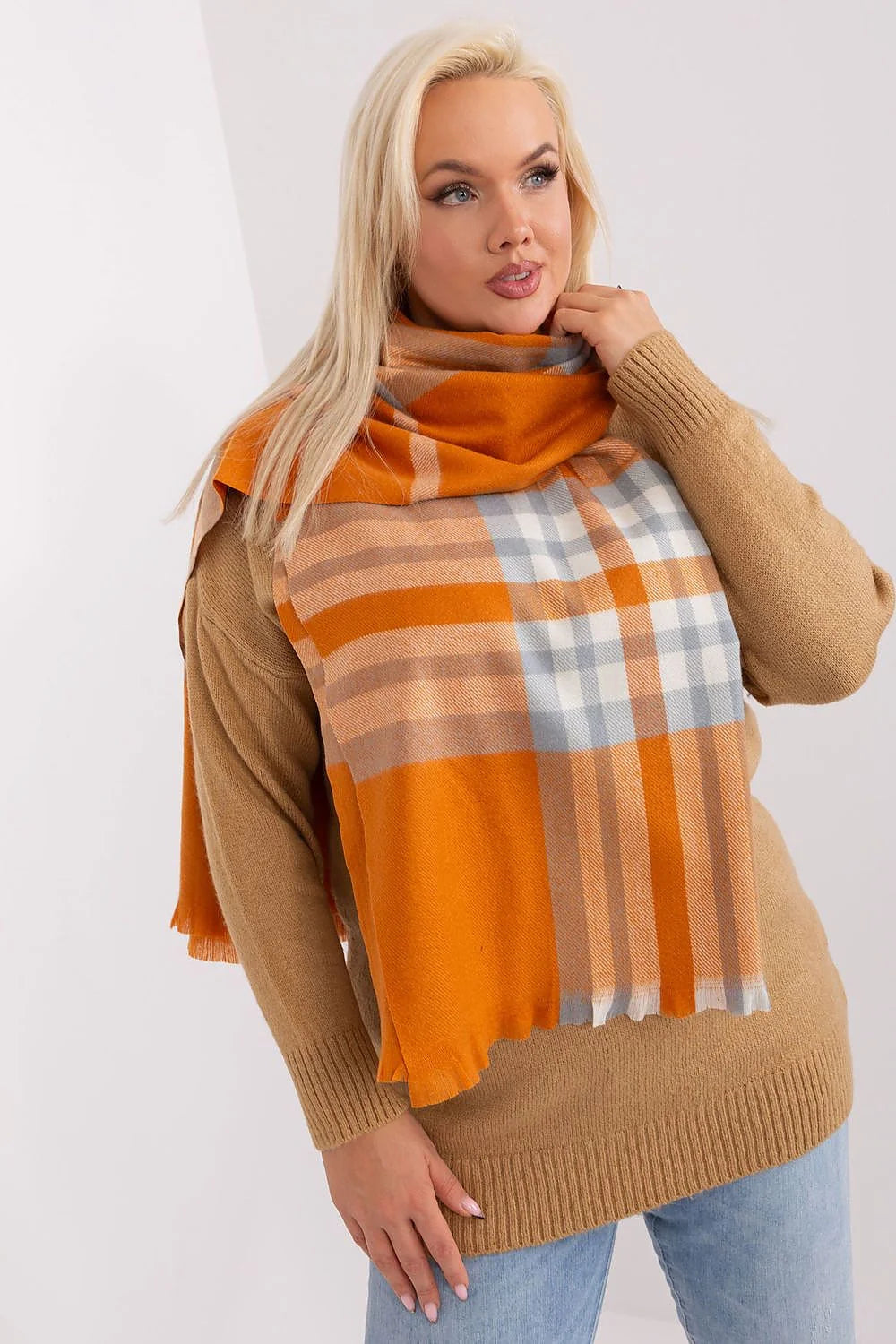 Écharpe à carreaux colorés longue automne/hiver, style casual chic, matériau doux, finitions frangées, coordonnée pull-over marron clair