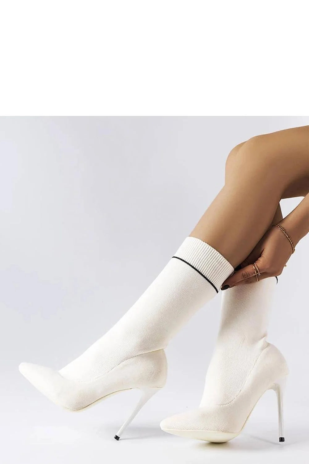 Bottines style chaussette élégantes moderne couleur blanche motif lisse tige textile élastique talon stiletto haut femme