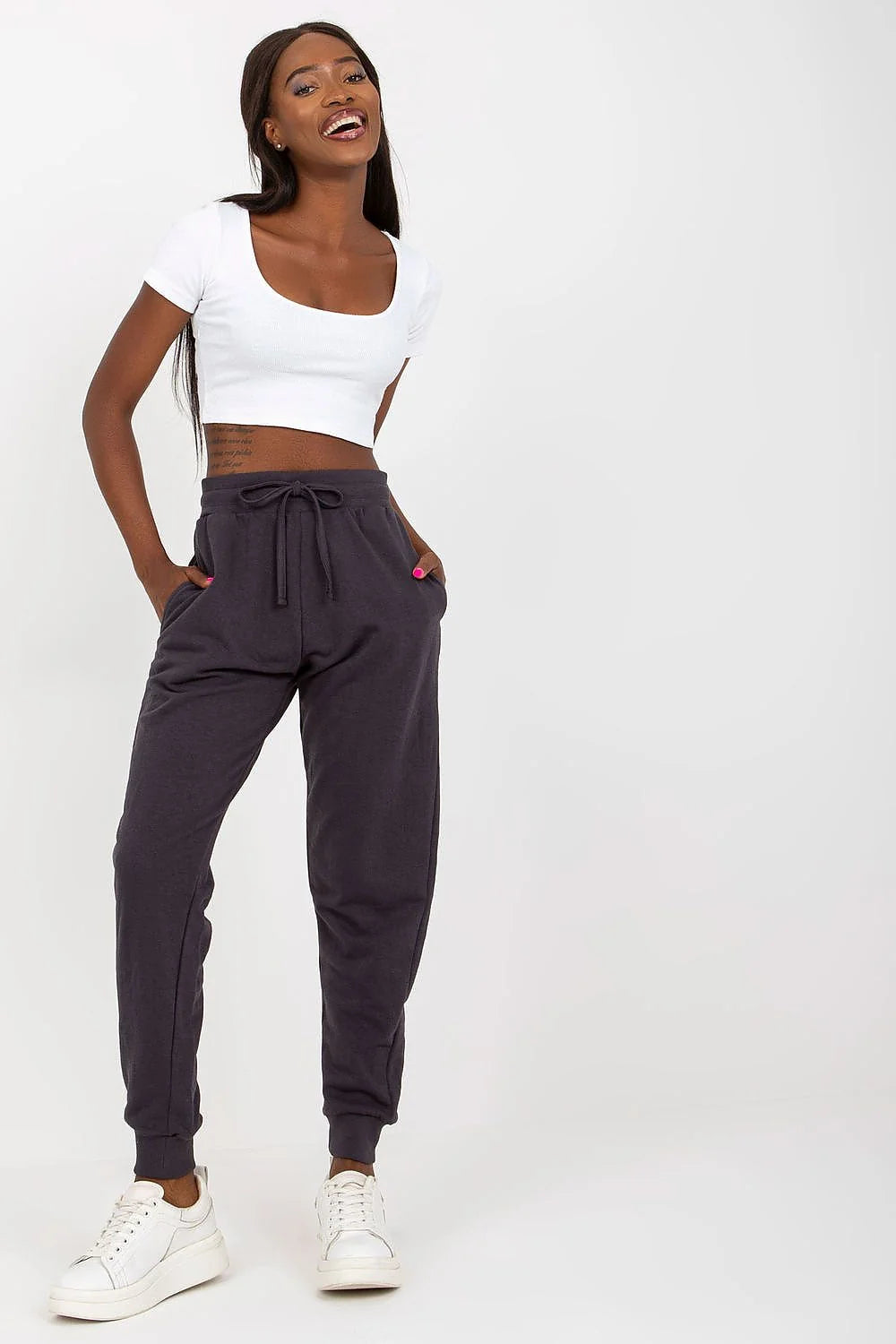 Tenue décontractée pour femme crop top ajusté et pantalon jogging gris foncé occasionnels