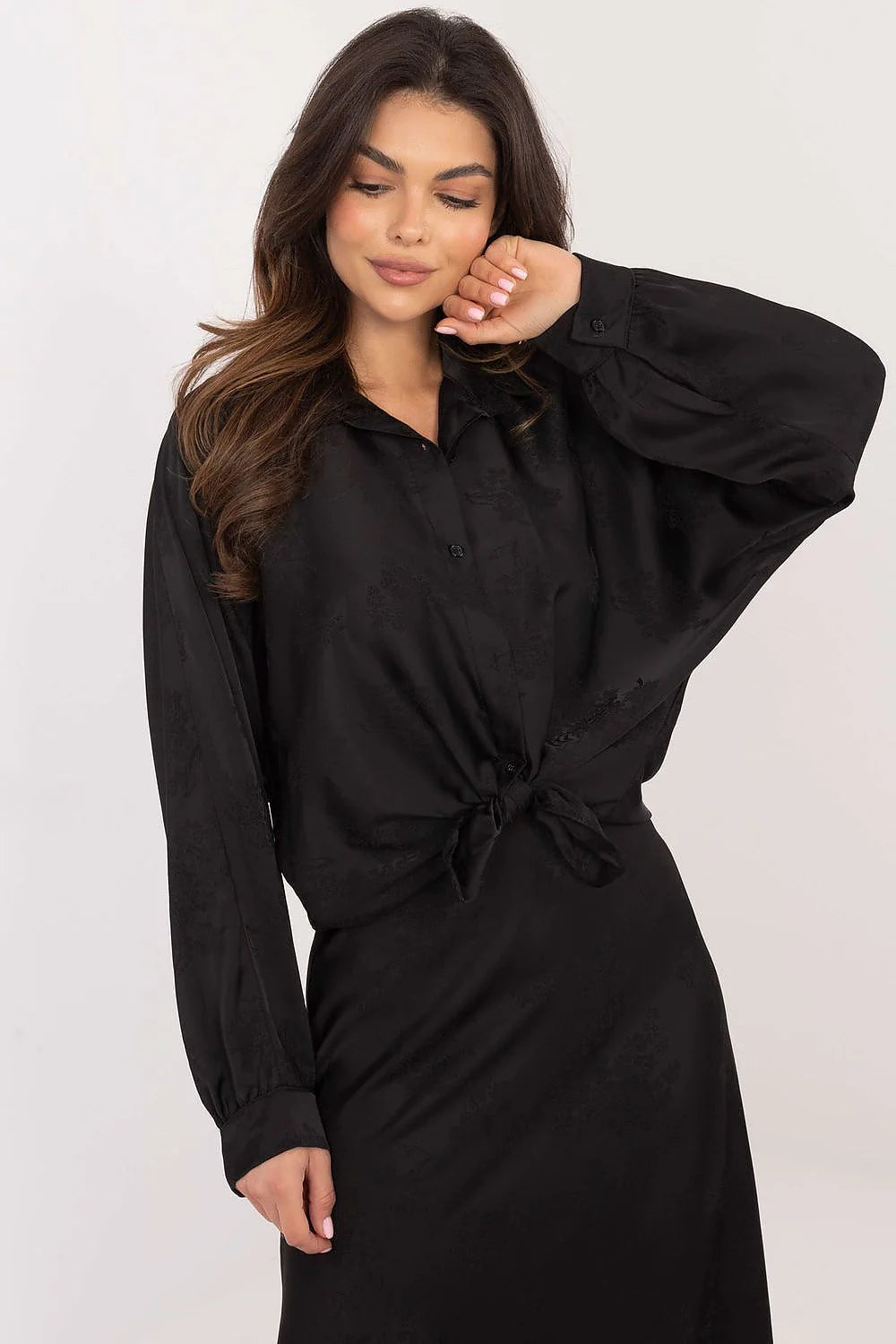 ensemble élégante femme noir chemise nouée taille manches longues bouffantes poignets boutonnés jupe droite cheville satiné soyeux motifs discrets fluide