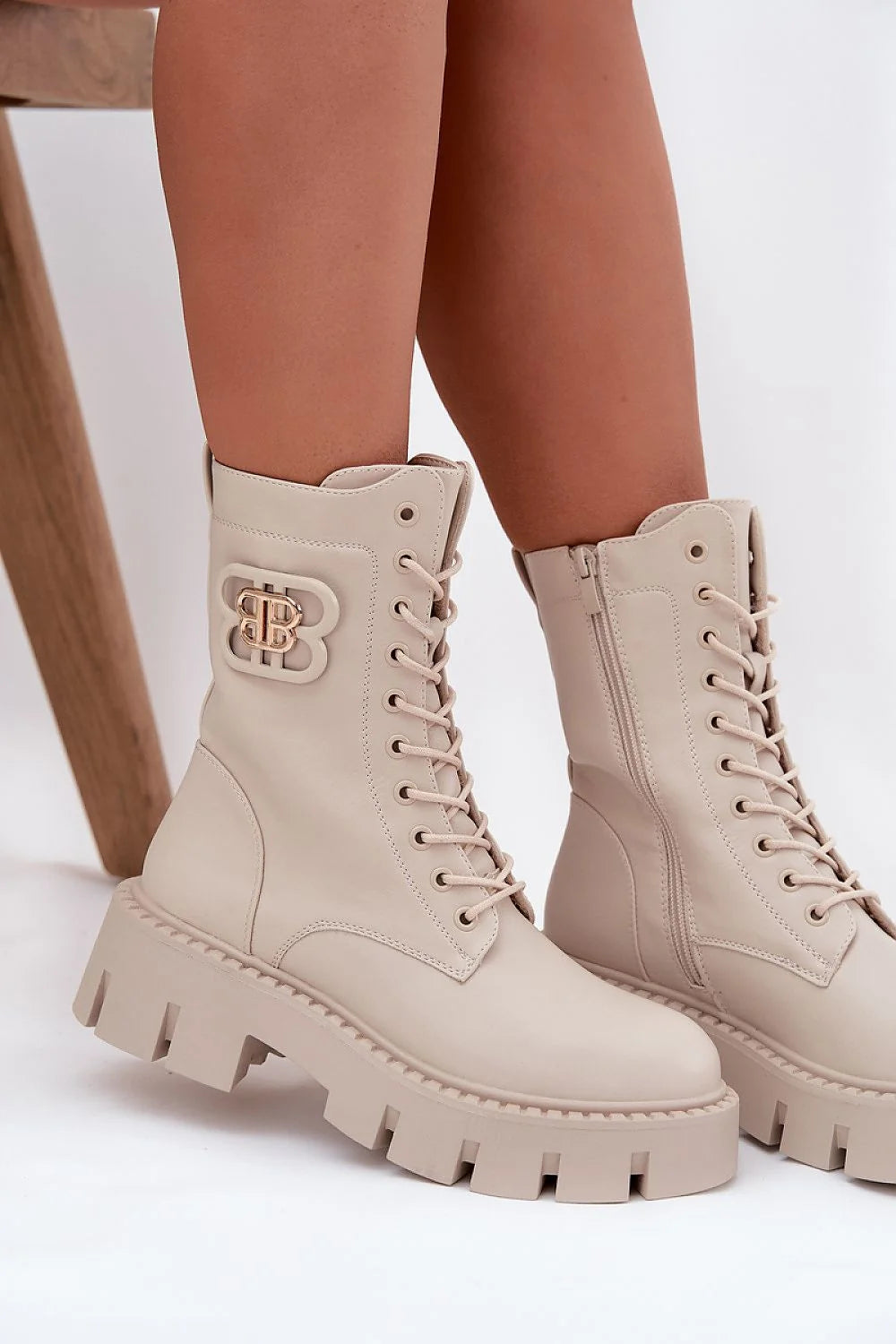 bottines montantes femme combat lacets beige crème similicuir lisse bout rond semelle plateau crantée talon épais boucle dorée