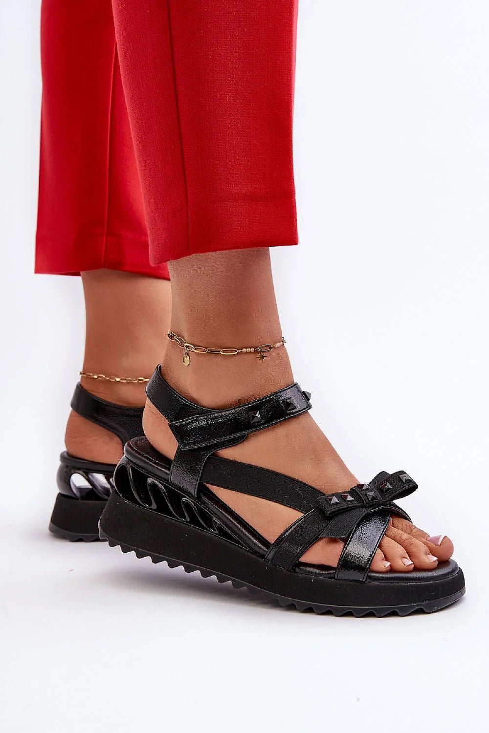 Sandales Plates Élégantes pour Femmes, Design Moderne avec Boucle et Plateforme Haute, Matériaux de Qualité, Confort et Style Assurés