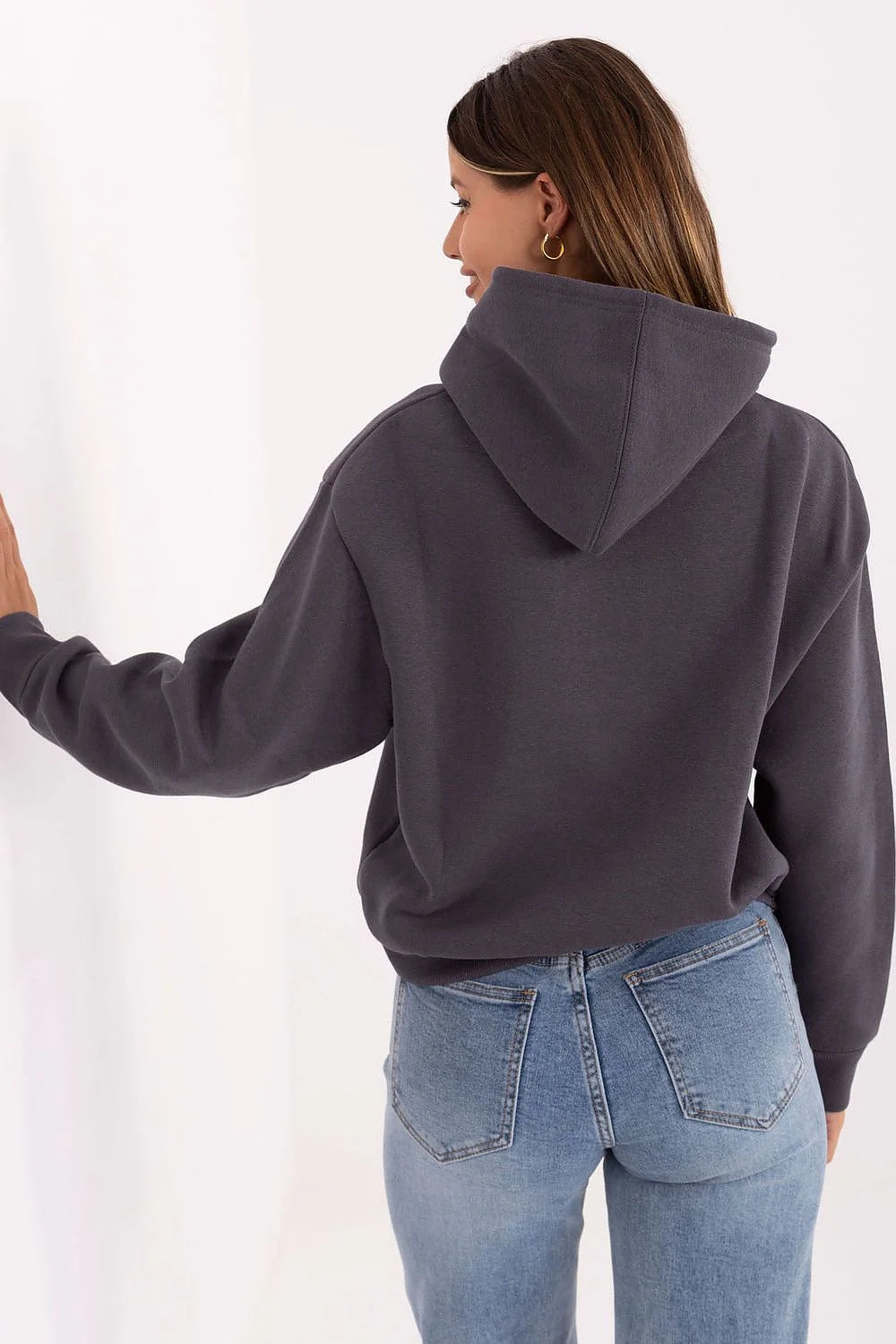 sweat capuche femme oversized court molleton coton polyester gris anthracite coupe boxy bordcôte poignets manches longues tombantes imprimé tonal discret