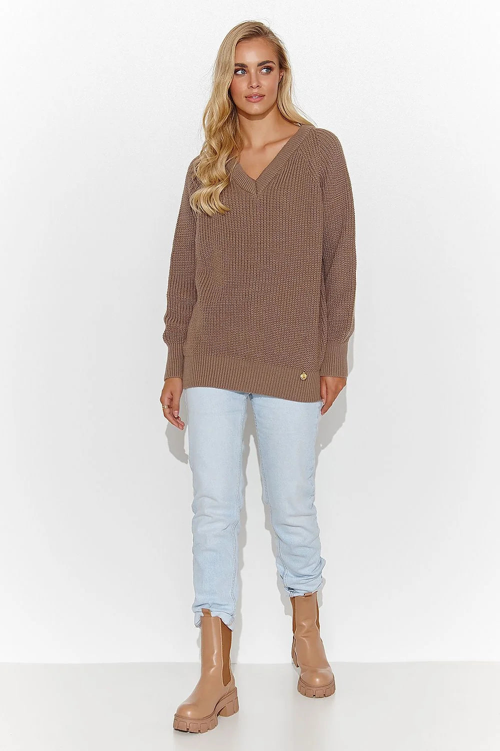 Pull pour femme Chandail Makadamia encolure en V plongeante coupe ample couleur taupe manches longues détails dorés occasionnels versatile