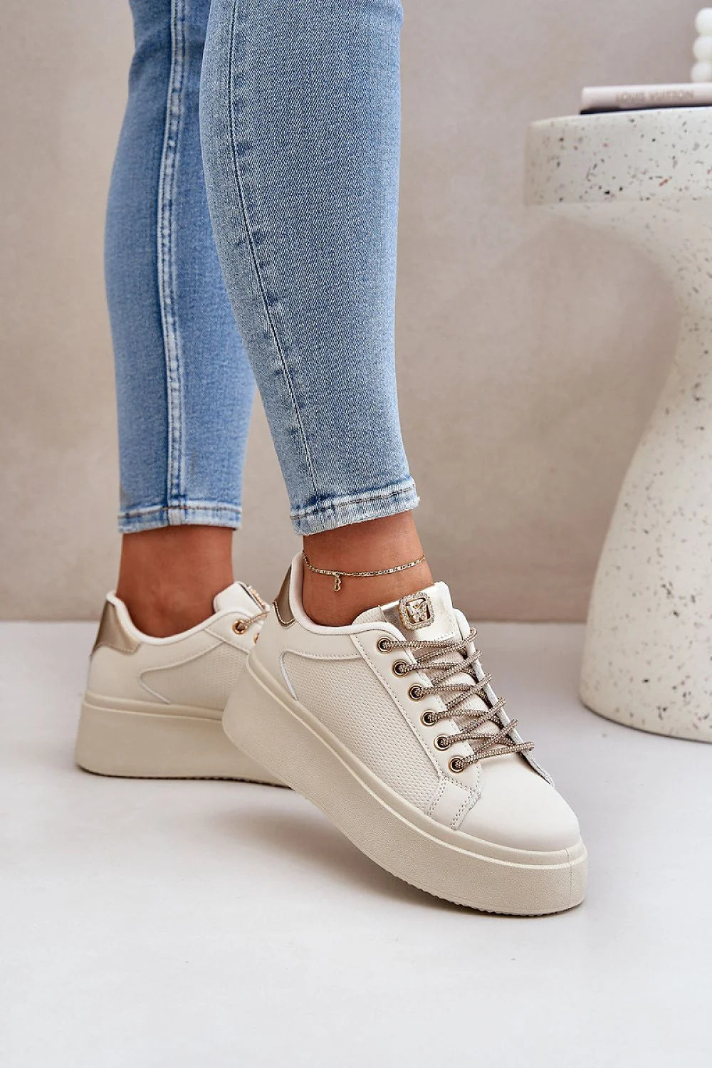 Chaussures de sport modernes pour femmes en cuir écologique plateforme élégante design minimaliste lacets brillants style universel