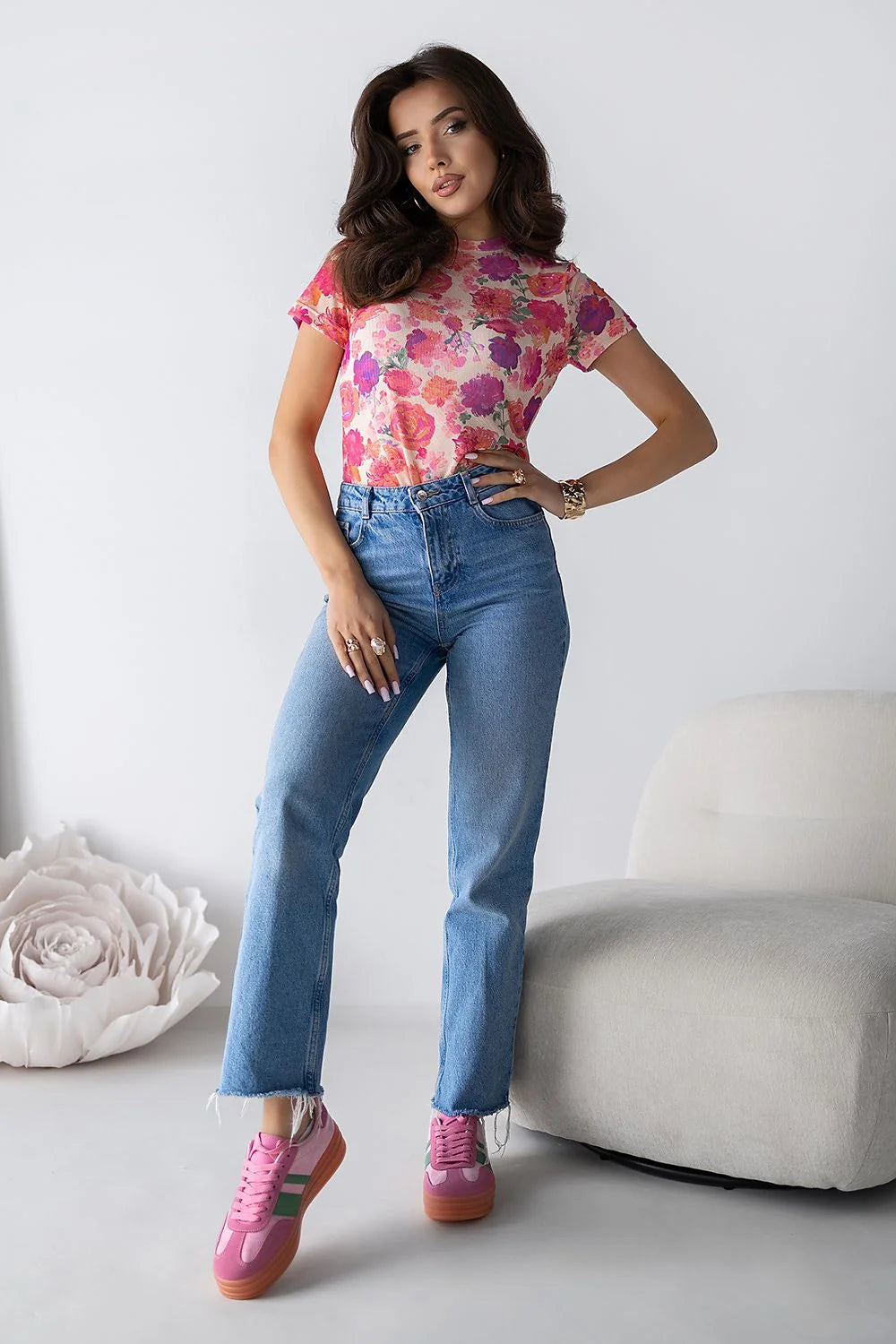 chemisier tulle imprimé floral multicolore manches courtes coupe ajustée féminine léger semi transparent extensible coton elasthanne encolure ronde cintrée confortable