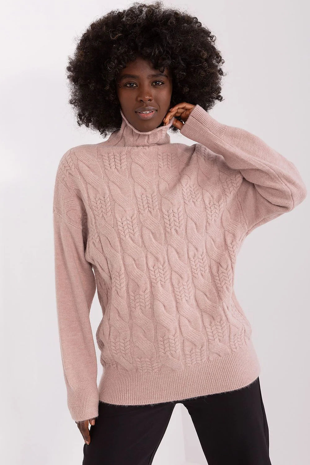 Pull-over en tricot femme torsades enchevêtrées col roulé manches longues teinte rose pâle coupe droite finitions rib côtelé