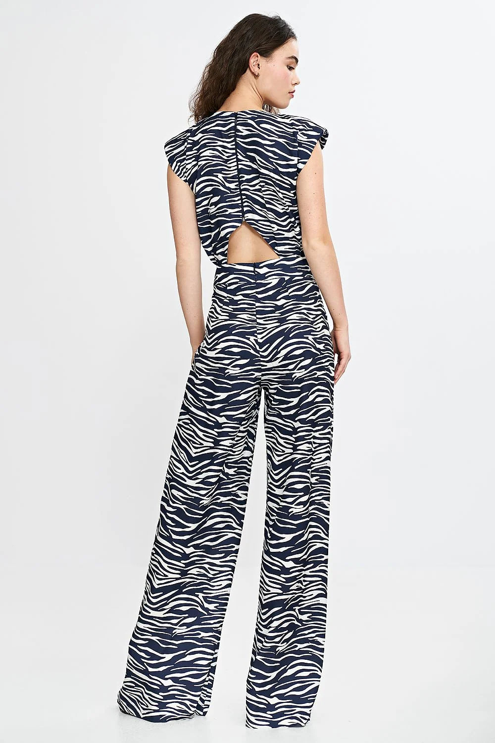 Combinaison femme moderne audacieuse motif zébré noir blanc coton polyester coupe ample jambes larges épaules structurées taille ajustée décolleté rond manches courtes