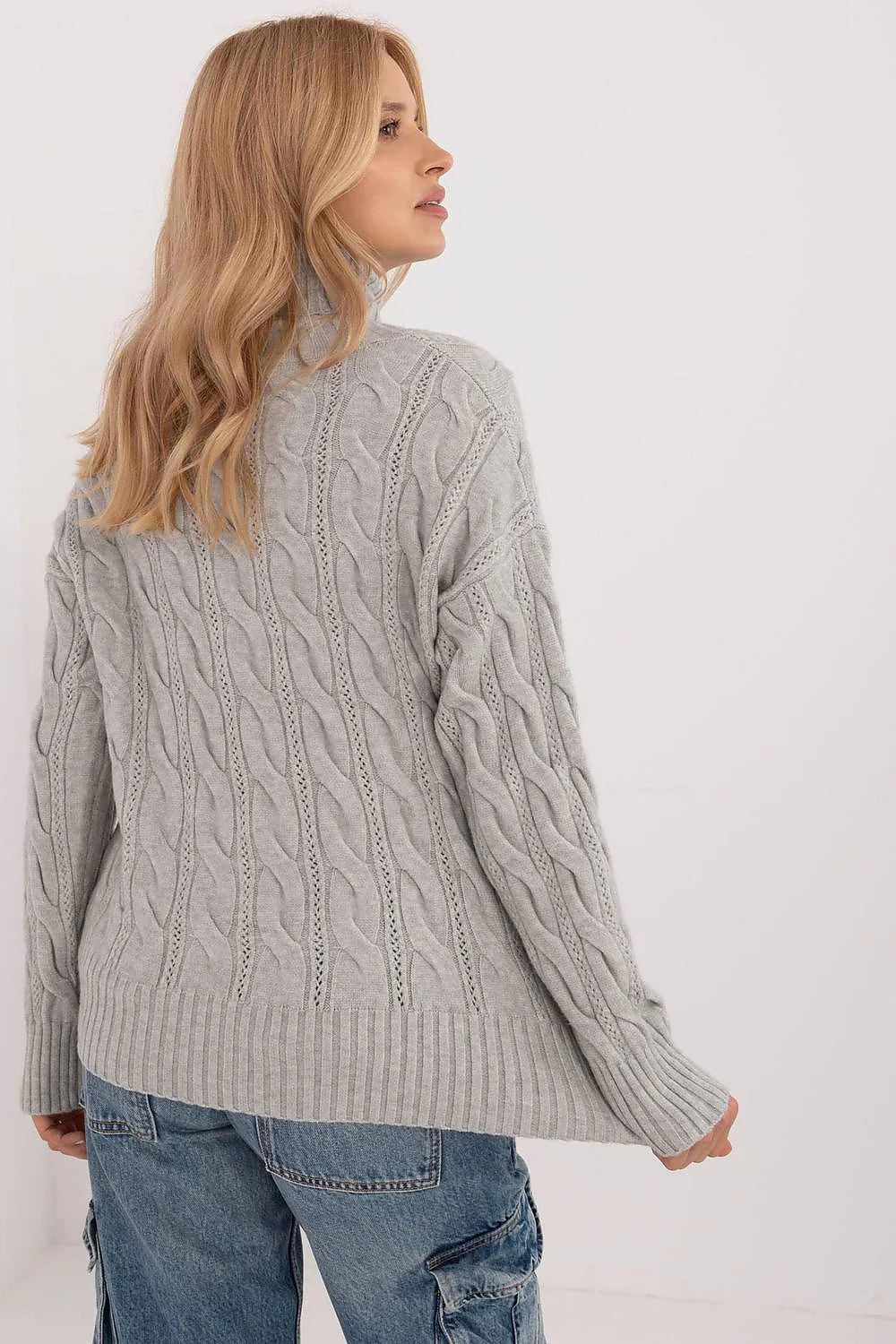 Pull col roulé torsades gris clair femme en laine mélange acrylique polyester polyamide longueur hanches manches longues coupe ample finitions côtelées