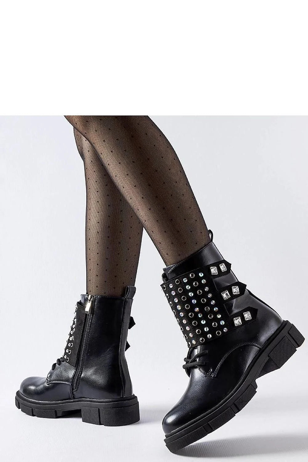 Bottes femme design audacieux moderne clous argentés cuir noir fermeture zip talon plat occasion urbaine tendance style punk-chic