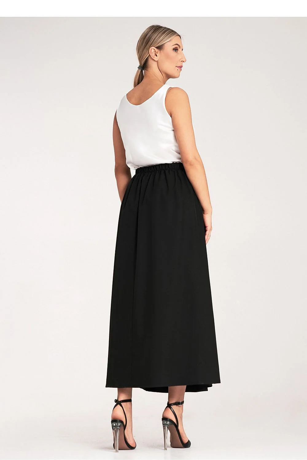 jupe longue plissée noire taille haute ceinture cuir marron boucles sangles satin top blanc col bénitier soirée cérémonie chic élégante