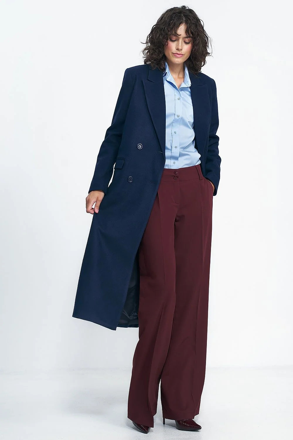 Manteau élégant long bleu marine double boutonnage style raffiné pour femmes coupe ajustée matières chaudes