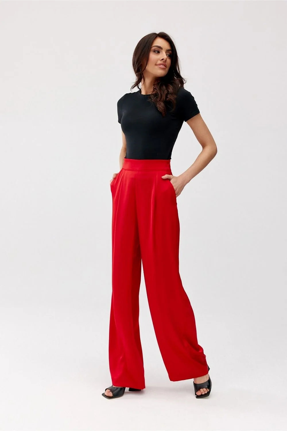 Ensemble féminin élégant rouge vif blouse col rond manches trois-quarts pantalon taille haute coupe large