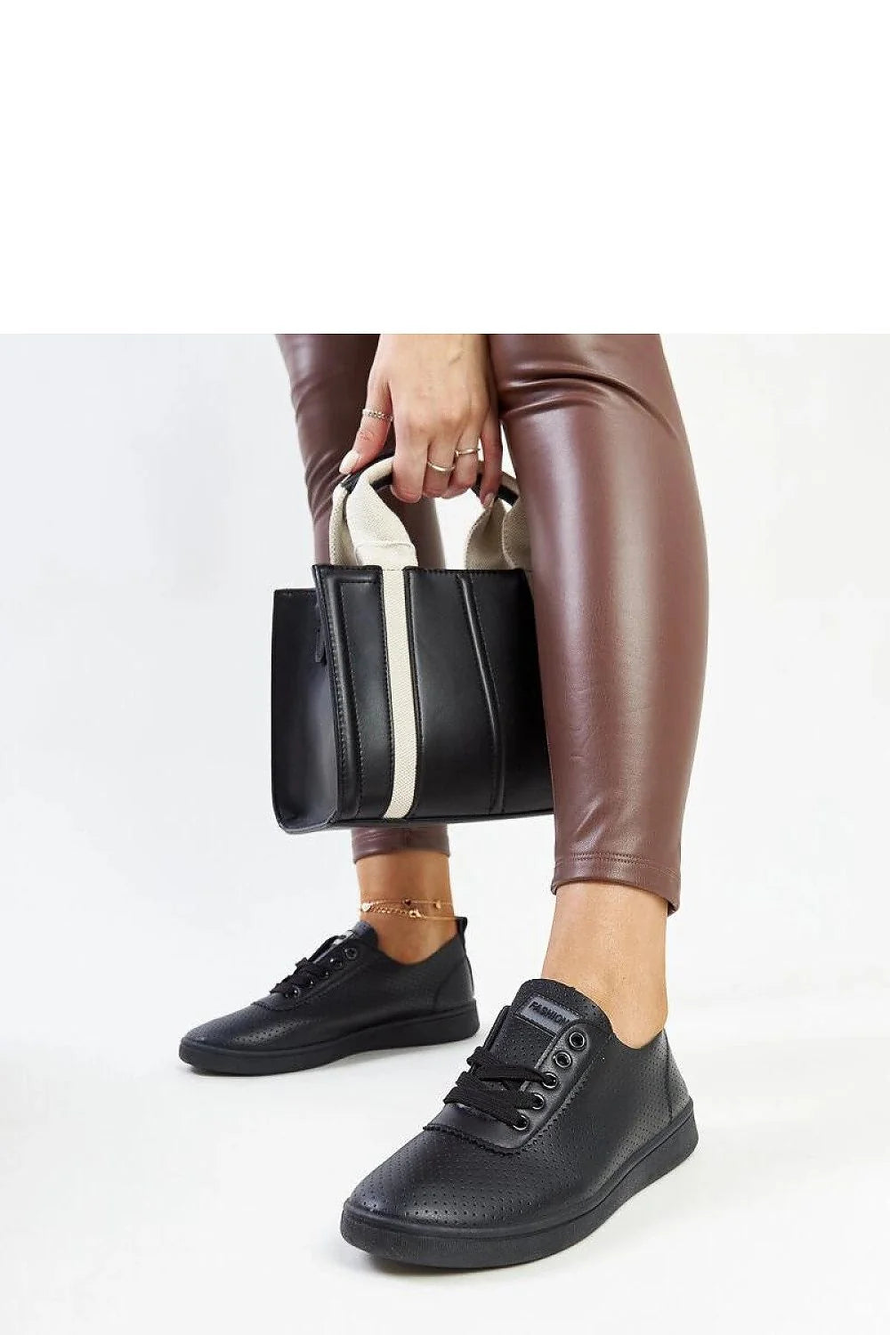 Sneakers pour femmes design moderne élégant couleur noire cuir synthétique perforations semelle épaisse lacets noirs robe soirée casual