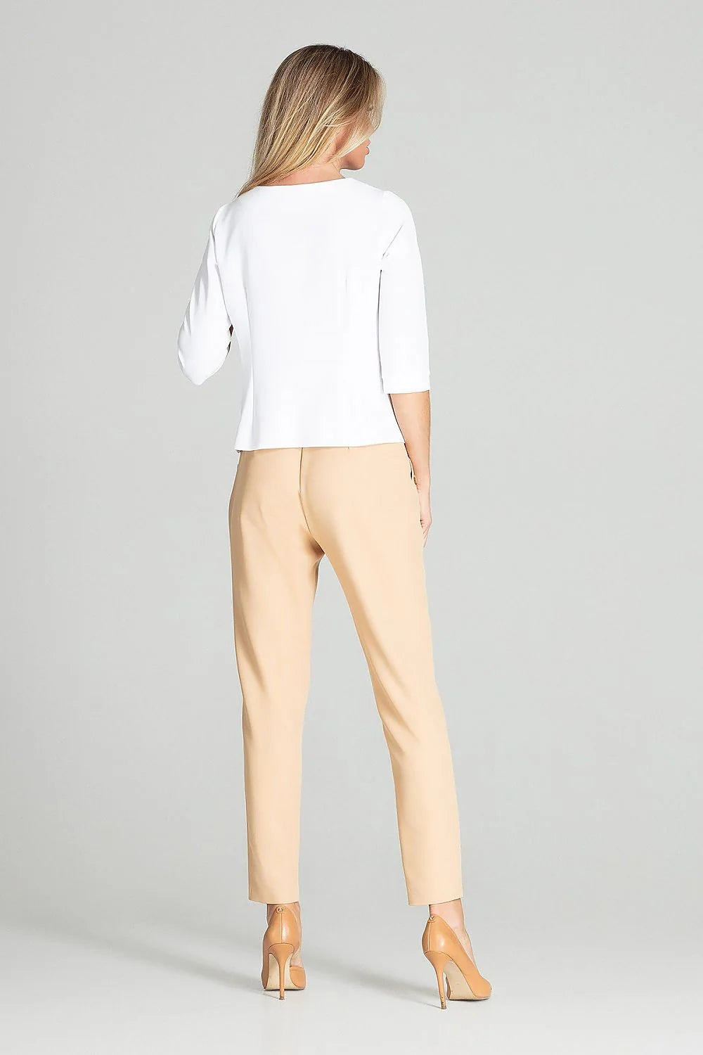 Ensemble chic chemisier coton manches trois-quarts boutons dorés pantalon beige taille haute moderne élégant