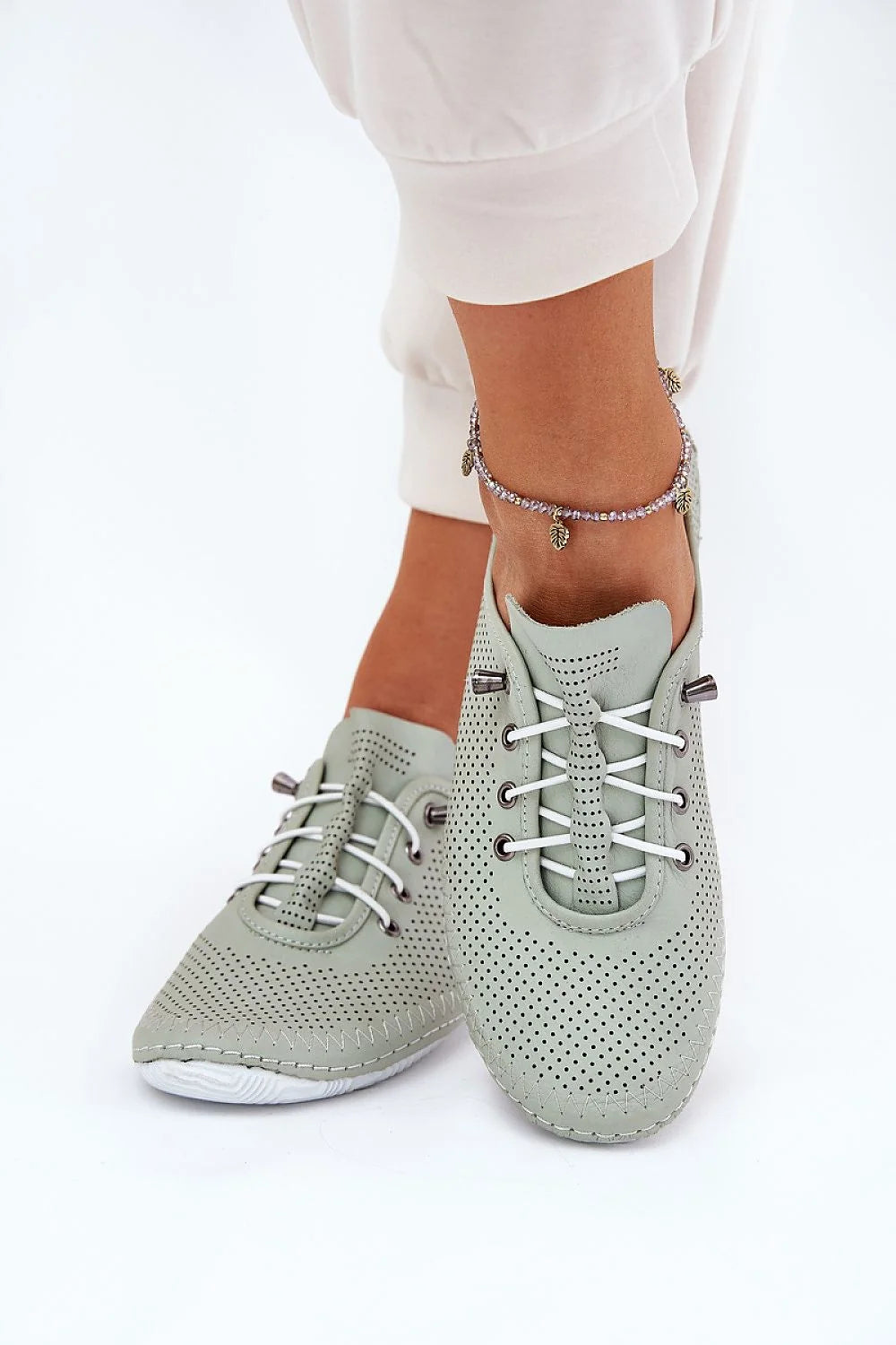 chaussures basses femme cuir perforé vert pâle sauge minimaliste contemporain respirante lacets blancs oeillets métalliques semelle blanche antidérapante