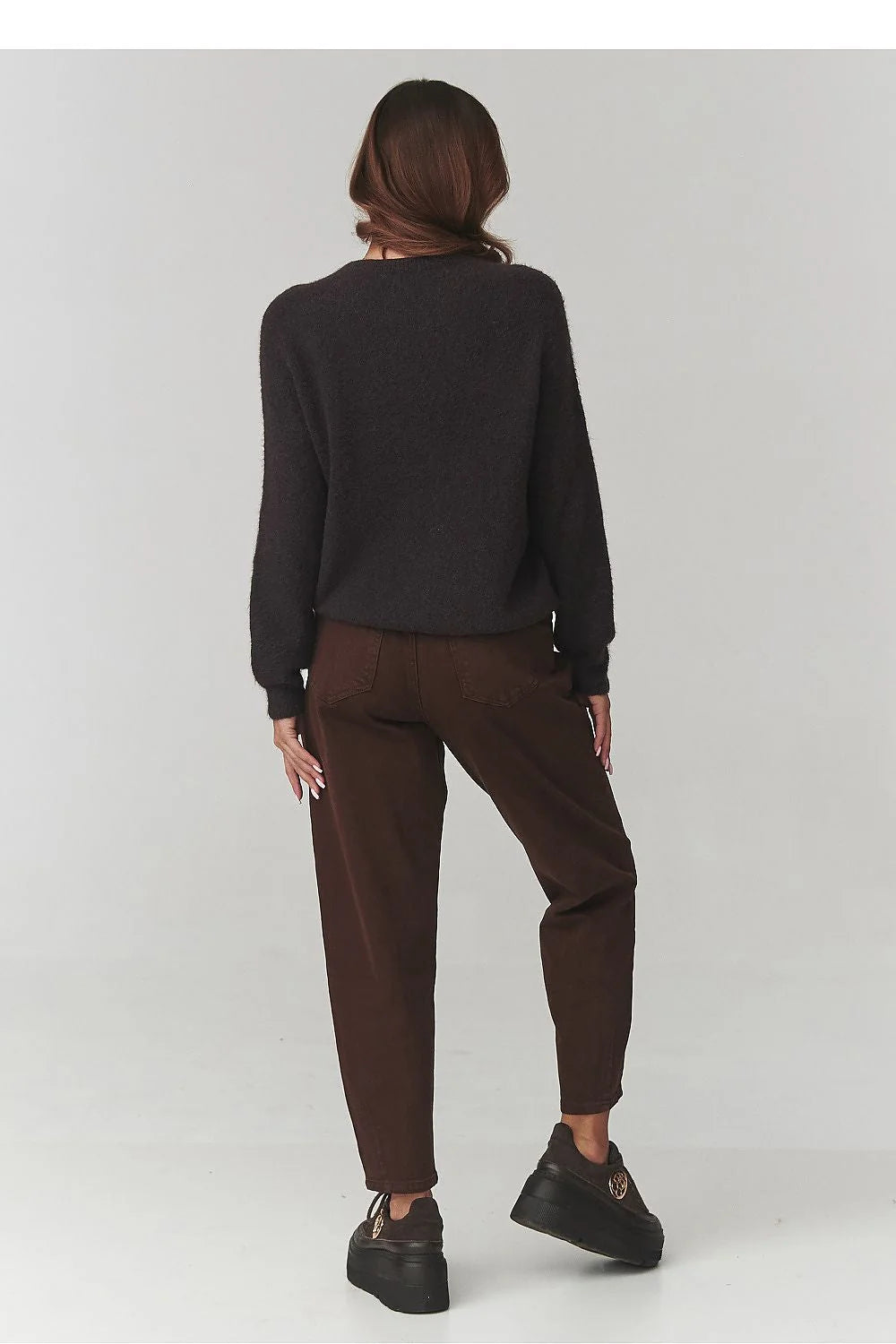 pull femme col rond brun foncé maille pelucheuse coupe décontractée manches longues épaules tombantes larges bords côtes doux alpaga