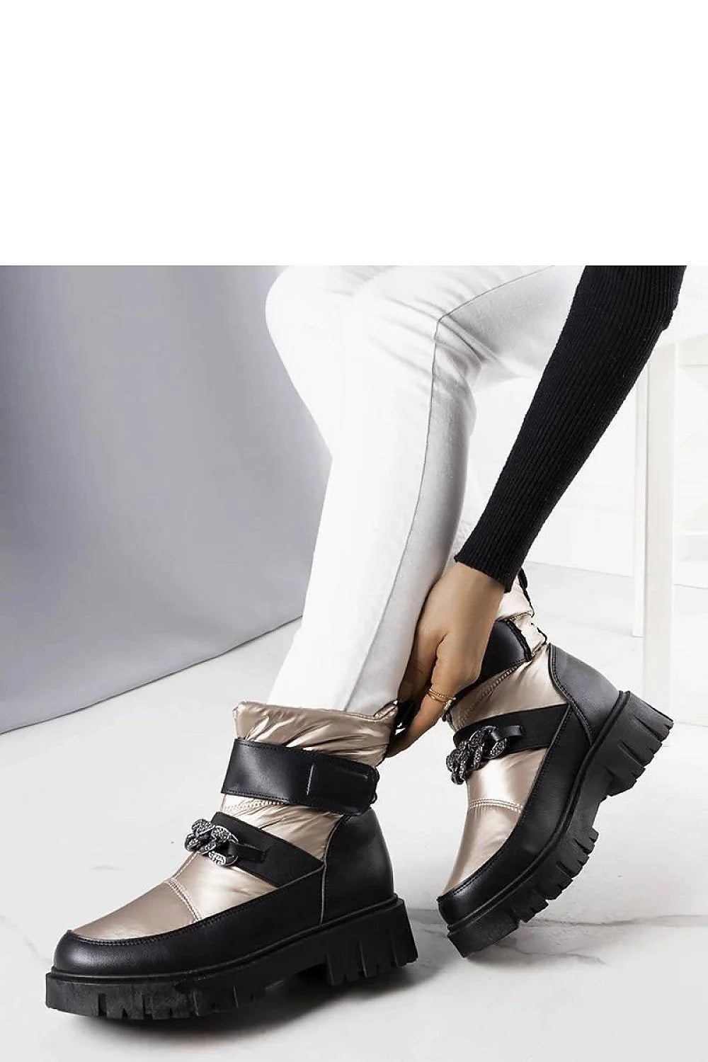 Bottes pour femmes design moderne audacieux mixte similicuir textile brillant noir champagne semelle épaisse lanières croisées clip décoratif confort durabilité style chic décontracté occasion quotidienne sortie ville