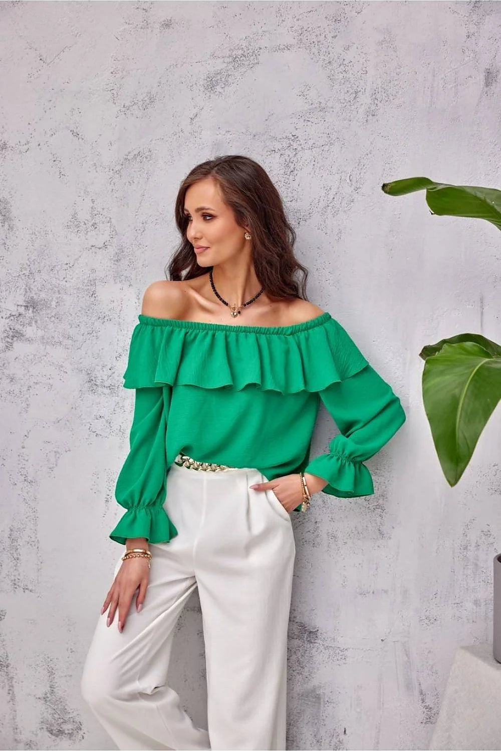 Chemisier femme épaules nues volants couleur verte tissu fluide coupe ample manches longues encolure bardot