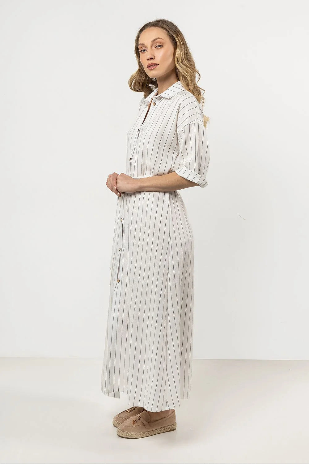 Robe-chemise longue à rayures fines en lin blanc cassé avec ceinture et boutons en bois