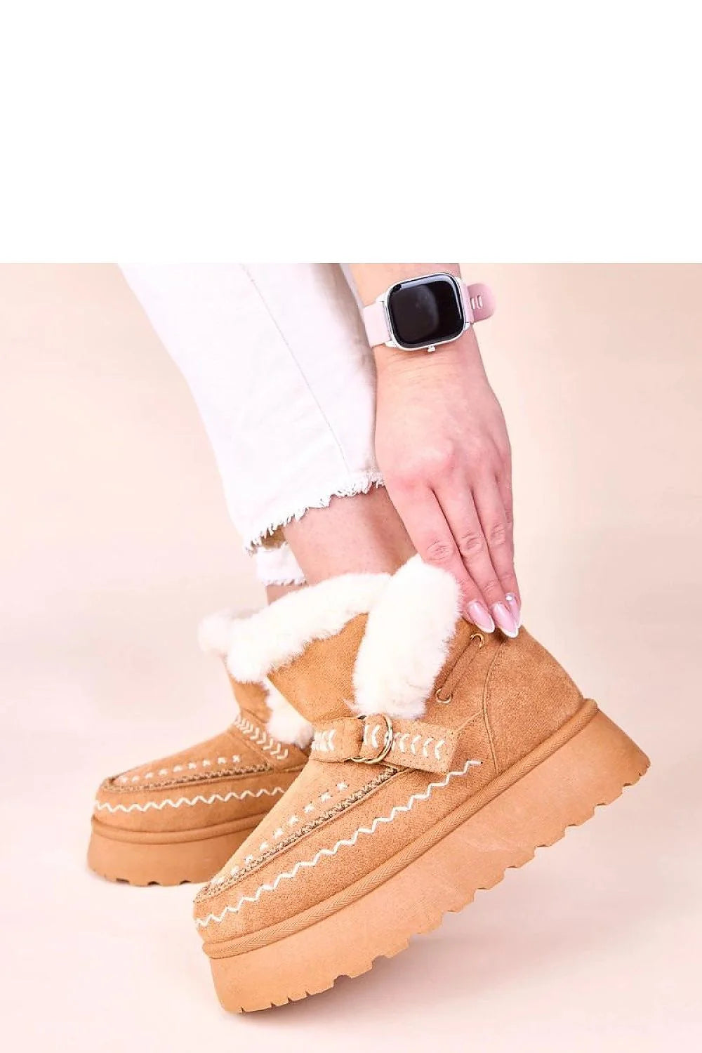 bottes neige brunes suédé cheville fourrées fausse fourrure semelle plateforme crantée antidérapante surpiqûres liseré tressé boucle décorative confortables isolantes élégantes