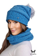 Ensemble d'hiver pour femme LIANA en turquoise, bonnet écharpe torsades pompon fausse fourrure, style moderne élégant, couleur bleu vif, matières douces durables