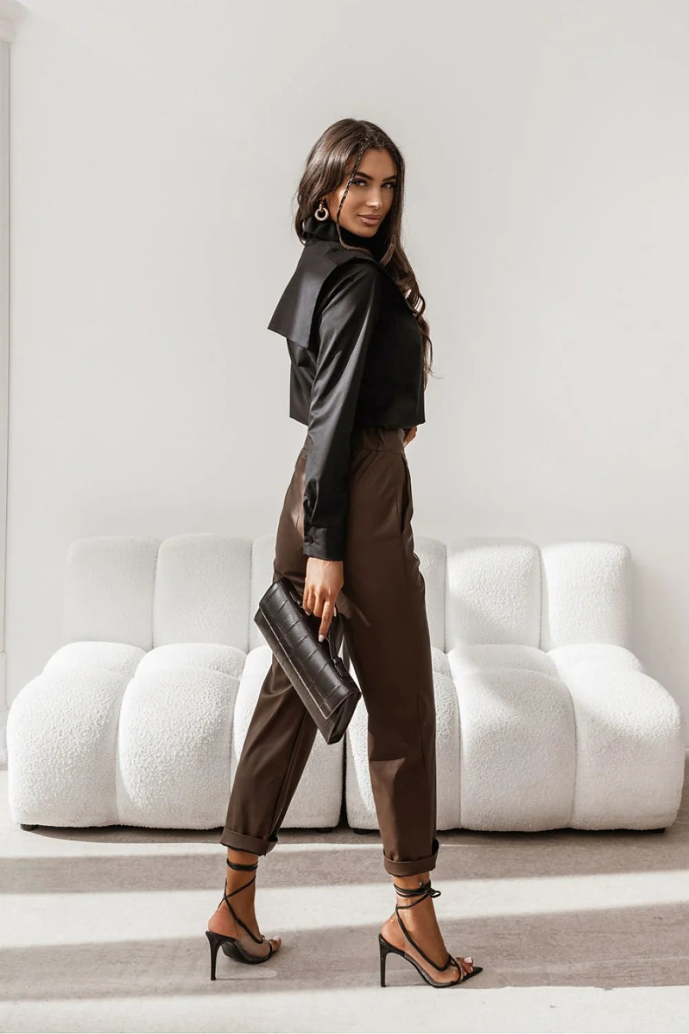 chemise femme noire manches longues col lavallière patte boutonnage centrale empiècement cape structuré épaules coupe cintrée tissu popeline poignets boutonnés