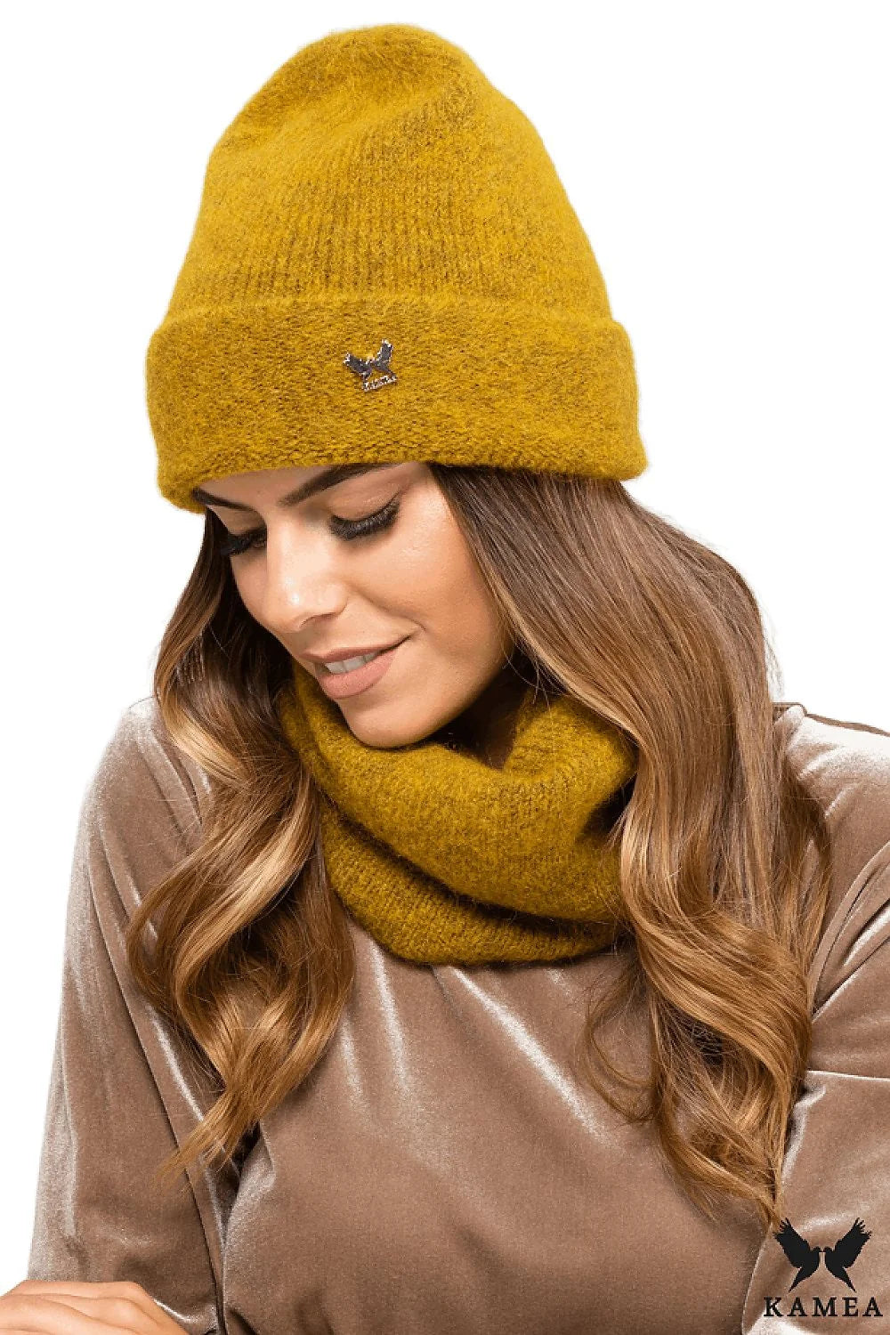 bonnet snood femme Kamea moutarde tricot brossé duveteux revers côtelé logo métallique oiseau ajusté extensible chaud mohair laine élégant confortable