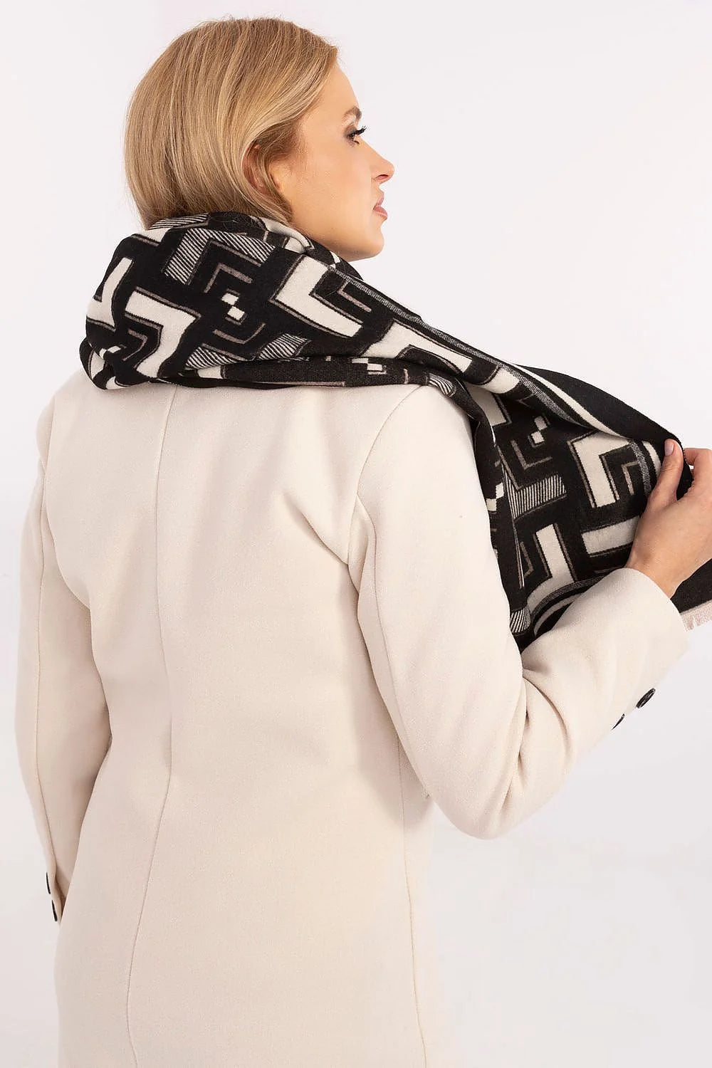 Écharpe pour femmes en viscose et laine, motif géométrique noir et blanc, franges subtiles, 190 cm, polyvalente, style contemporain, tenues élégantes et quotidiennes