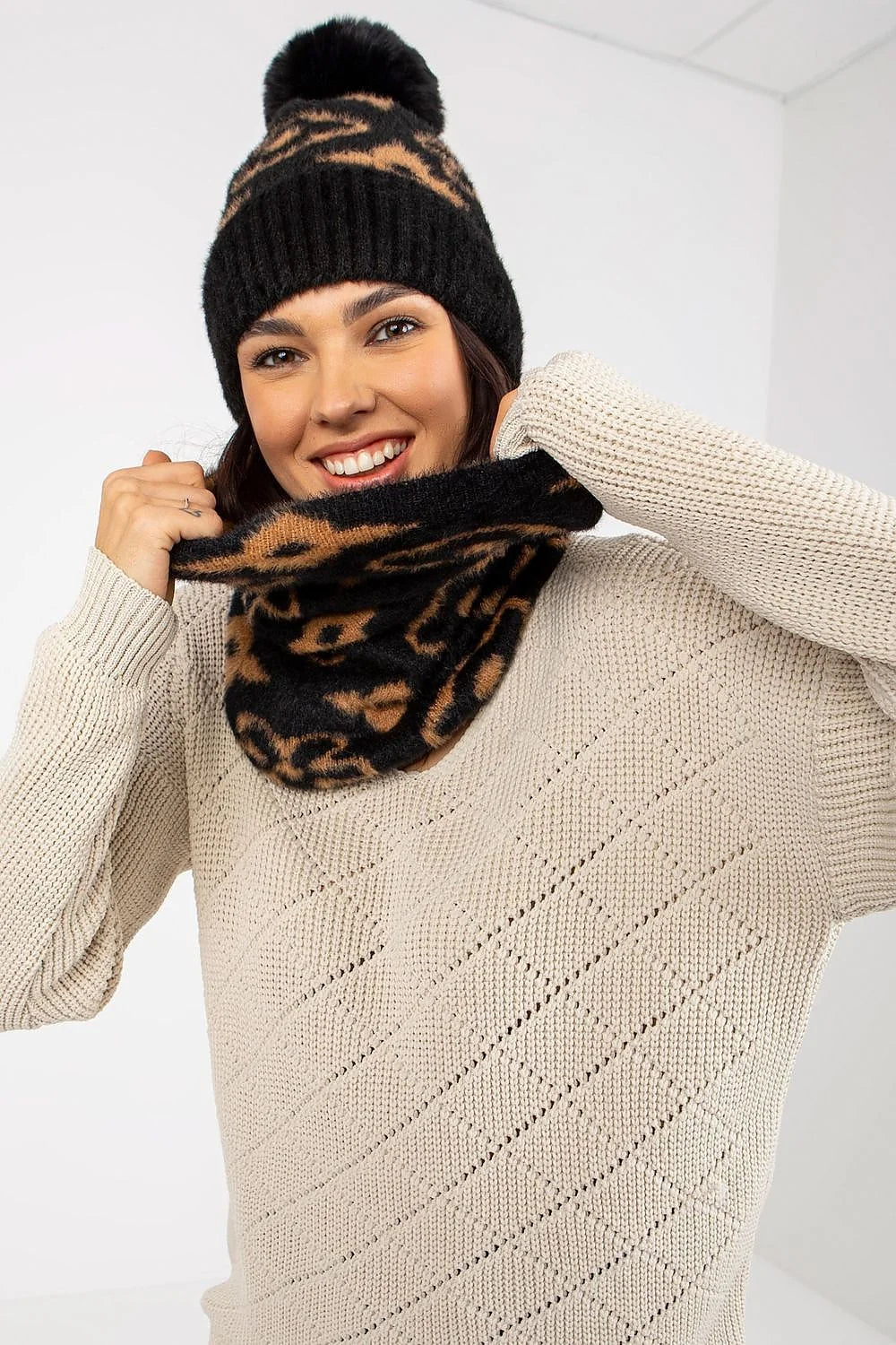 Ensemble d'accessoires féminin bonnet à pompon écharpe motif léopard noir brun pull beige matériau doux style automne hiver pour femmes