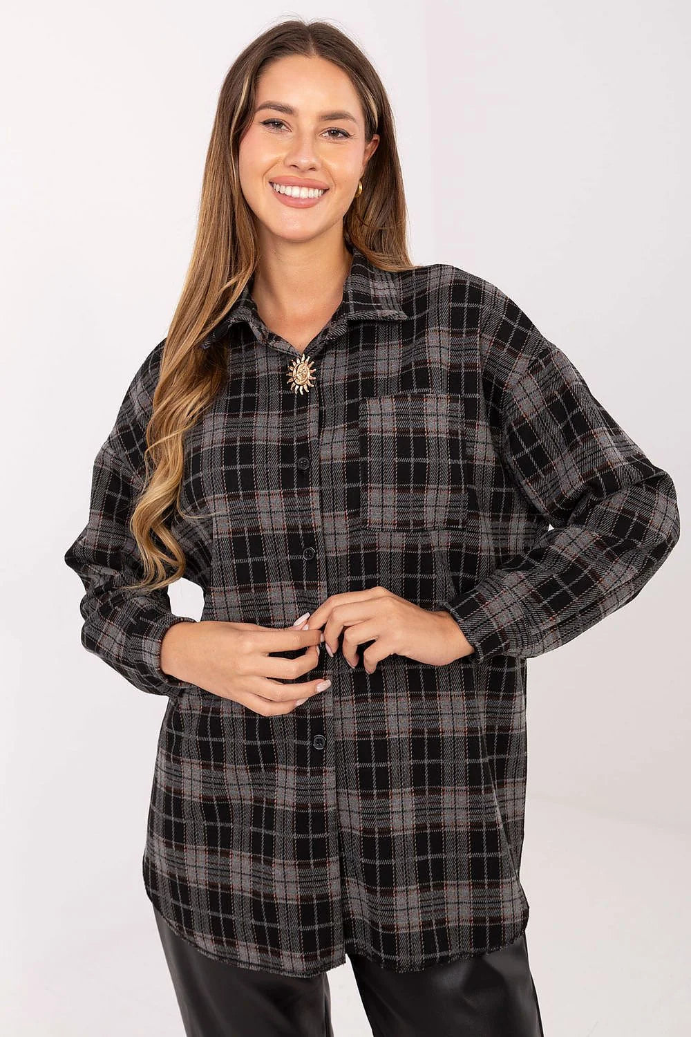 chemise femme flanelle douce carreaux gris noir lignes bordeaux oversize coupe longue manches longues poche poitrine broche amovible confortable polyvalente