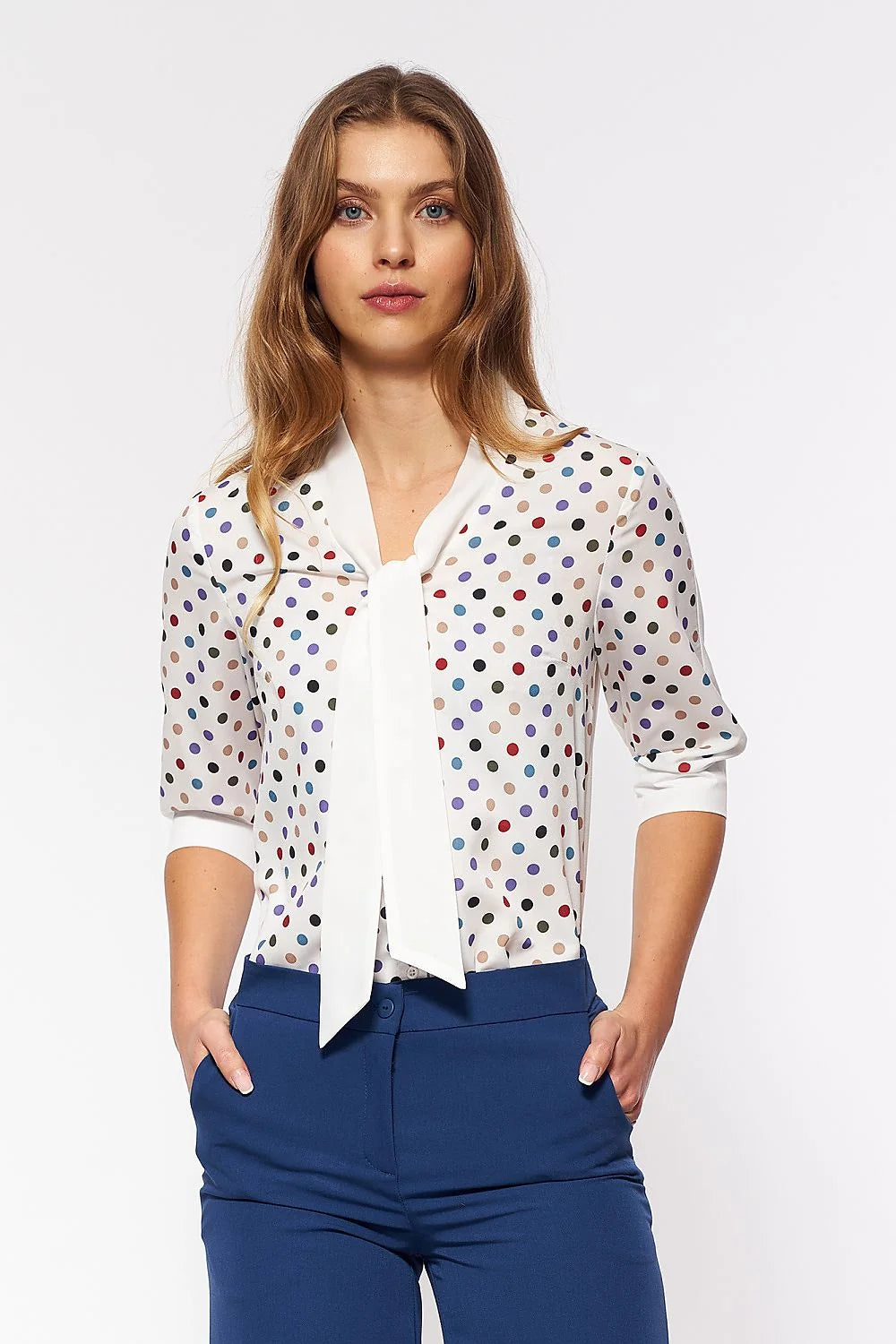 chemise femme fluide mousseline semi transparente pois multicolores fond blanc col lavallière nouée manches trois quarts