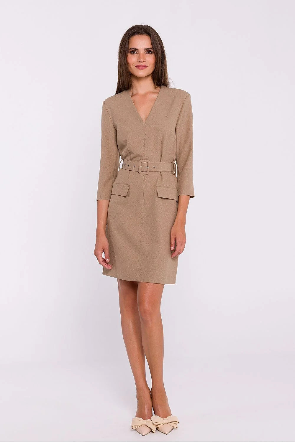 Robe élégante pour femme coupe droite col V manches trois-quarts teinte camel matériau de qualité ceinture intégrée poches décoratives occasions professionnelles et formelles