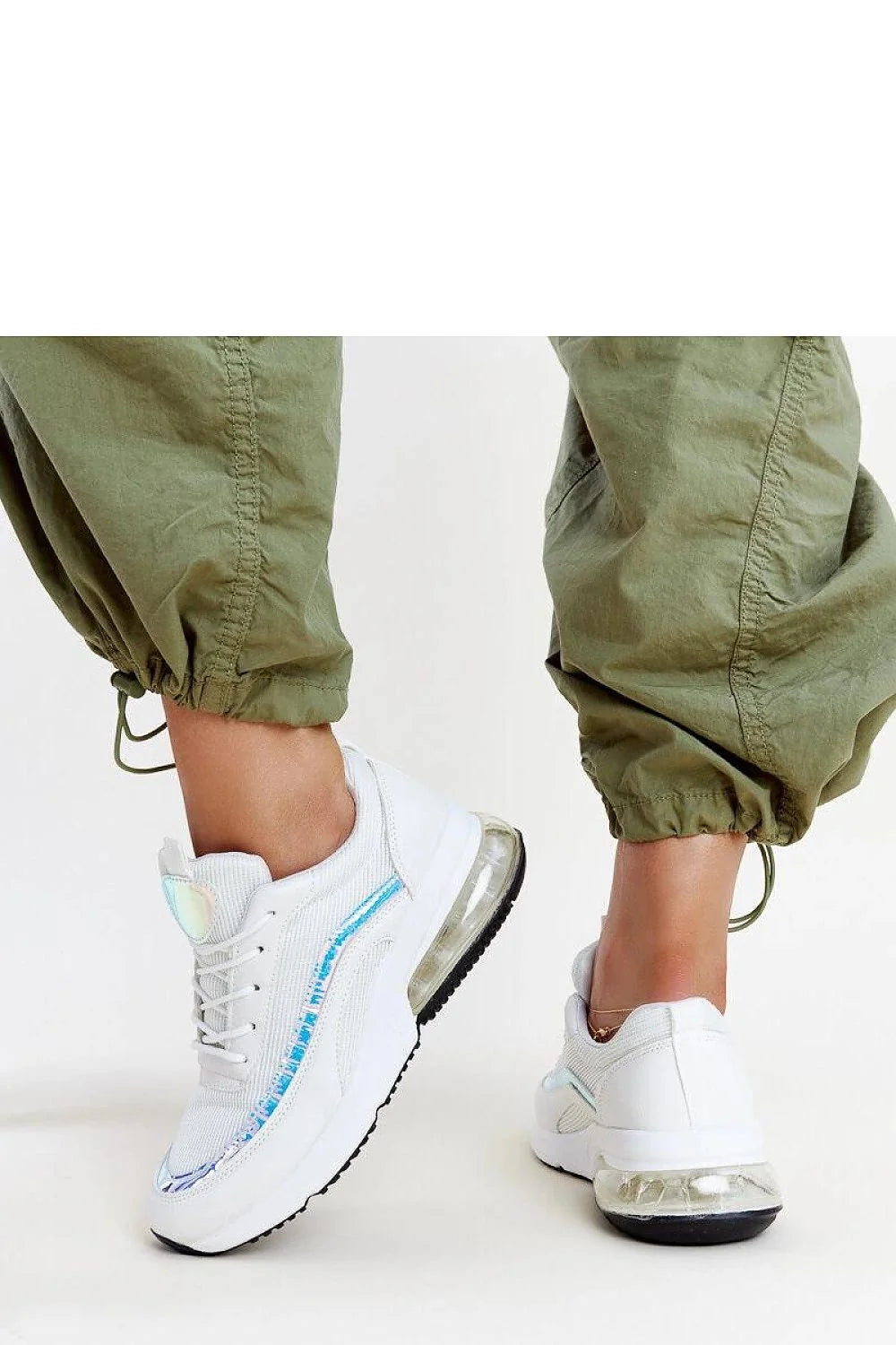 Baskets femmes style moderne urbain cuir synthétique mesh blanc bleu clair logo logo incrusté semelle amortie lacets blancs