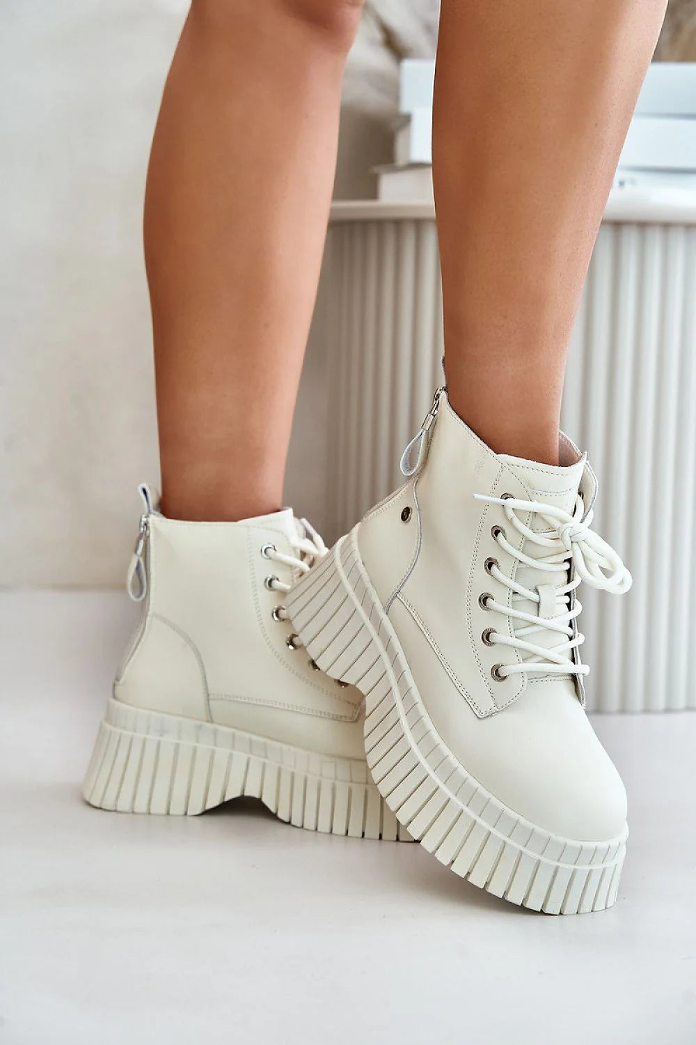 Bottes trappeur Step in style design moderne audacieux femmes cuir synthétique blanc cassé lacets métalliques zip adhérence robuste