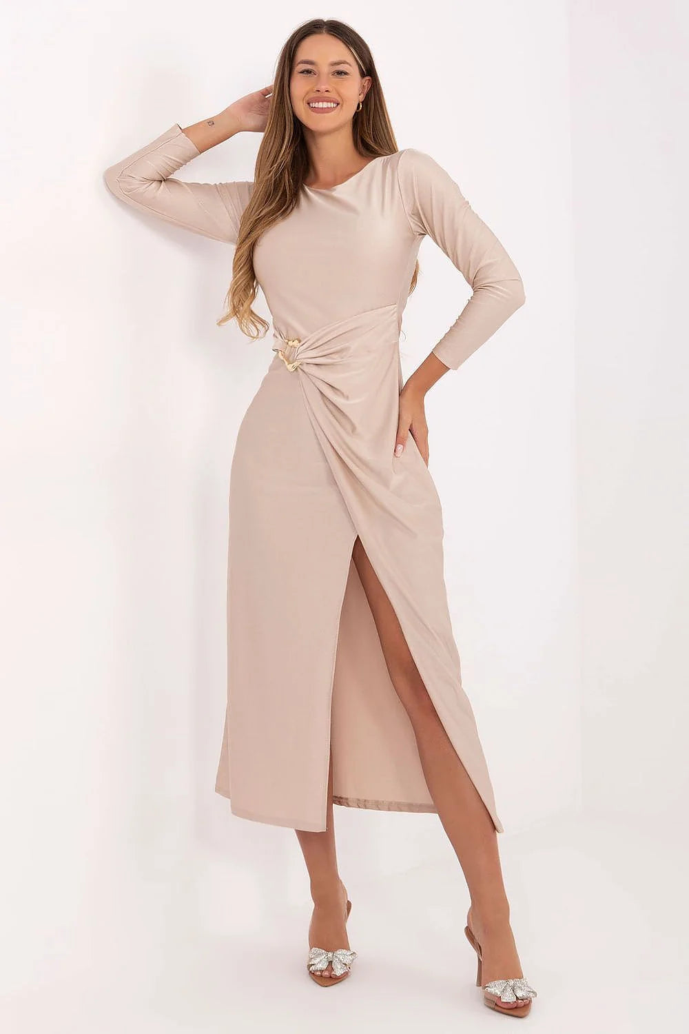 robe soirée élégante portefeuille midi satinée légère drapée asymétrique col bateau manches longues bijou doré taille fente latérale haute