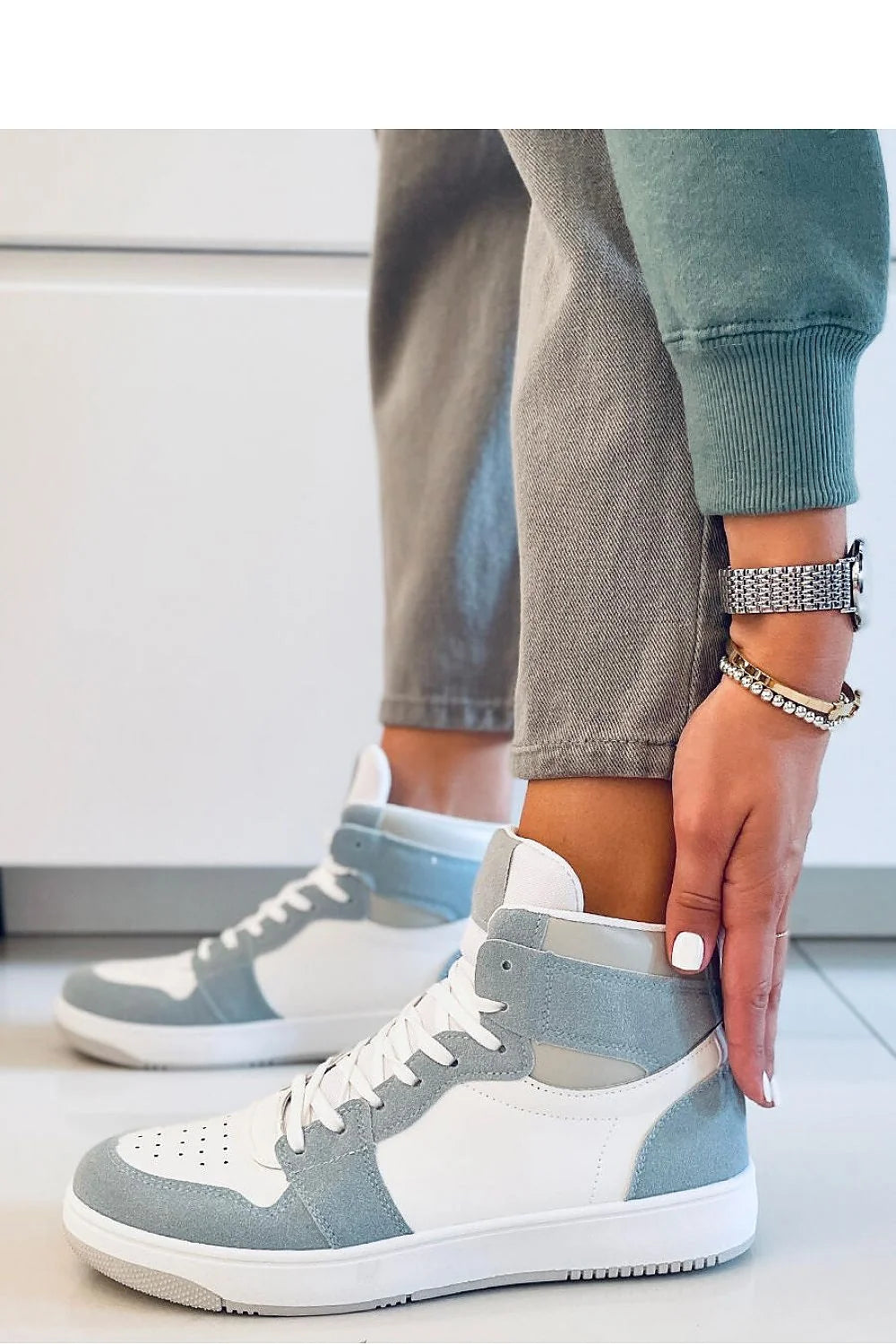 Baskets montantes Inello femmes style moderne tendance couleur bleu clair blanc similicuir perforations confort