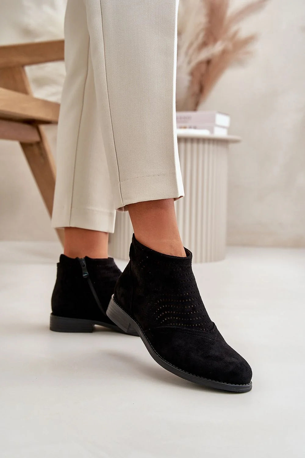 Bottines pour femmes style moderne élégant cuir suédé nubuck perforé talon bas fermeture éclair cheville noire occasion quotidienne
