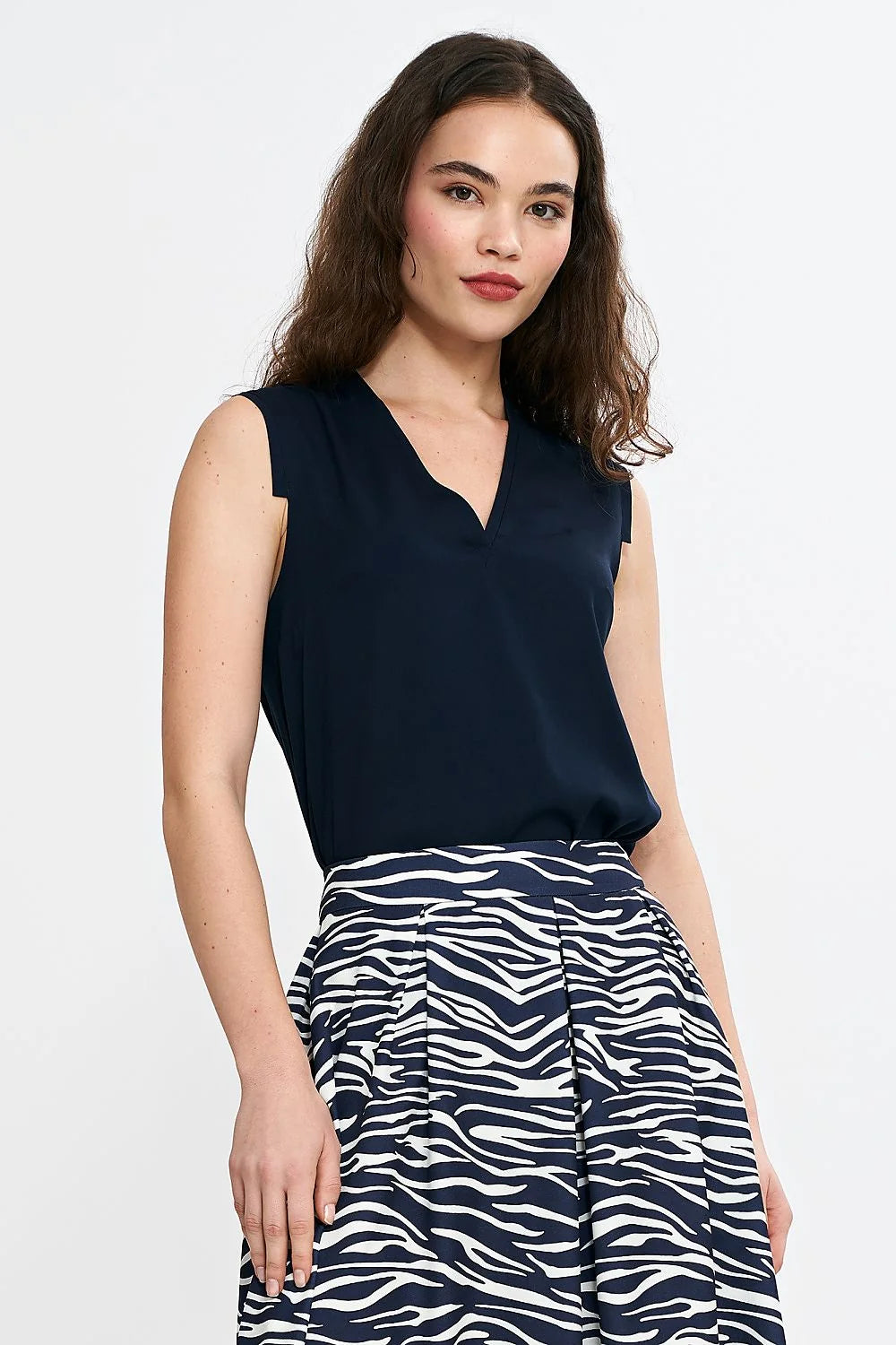 Tenue féminine élégante sans manches décolleté V bas à rayures zèbre matière légère viscose polyester