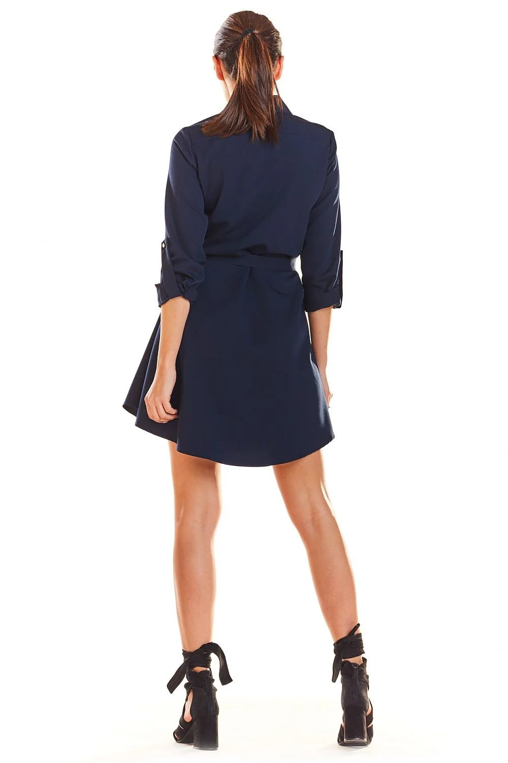 robe chemise courte bleu roi fluide évasée col classique boutonnage manches retroussées ceinture nouée taille ajustée ourlet asymétrique dos boutons
