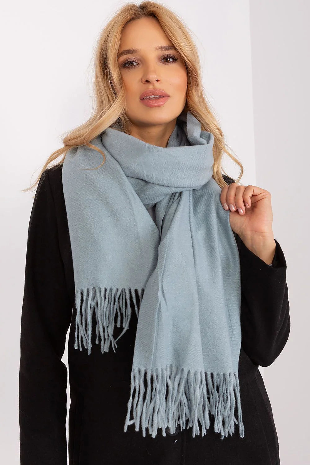 Écharpe longue en laine mérinos, style moderne, franges bleu pâle, idéale pour l'hiver, accessoire chic femme