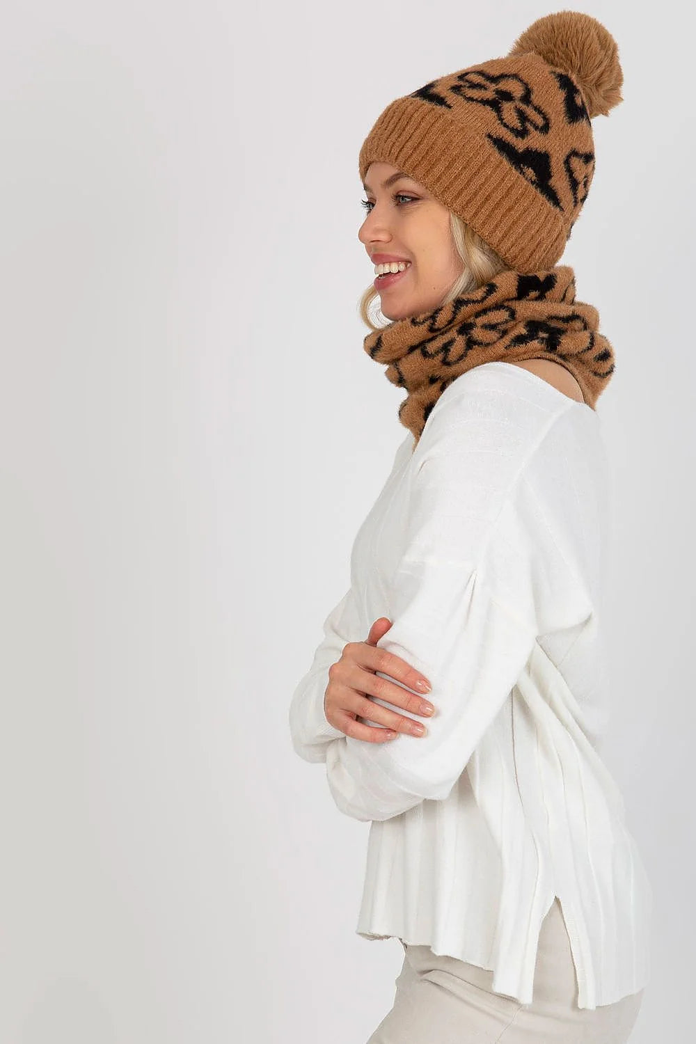 Bonnet et tour de cou hiver motif graphique marron clair pompon assorti accessoires mode casual femme