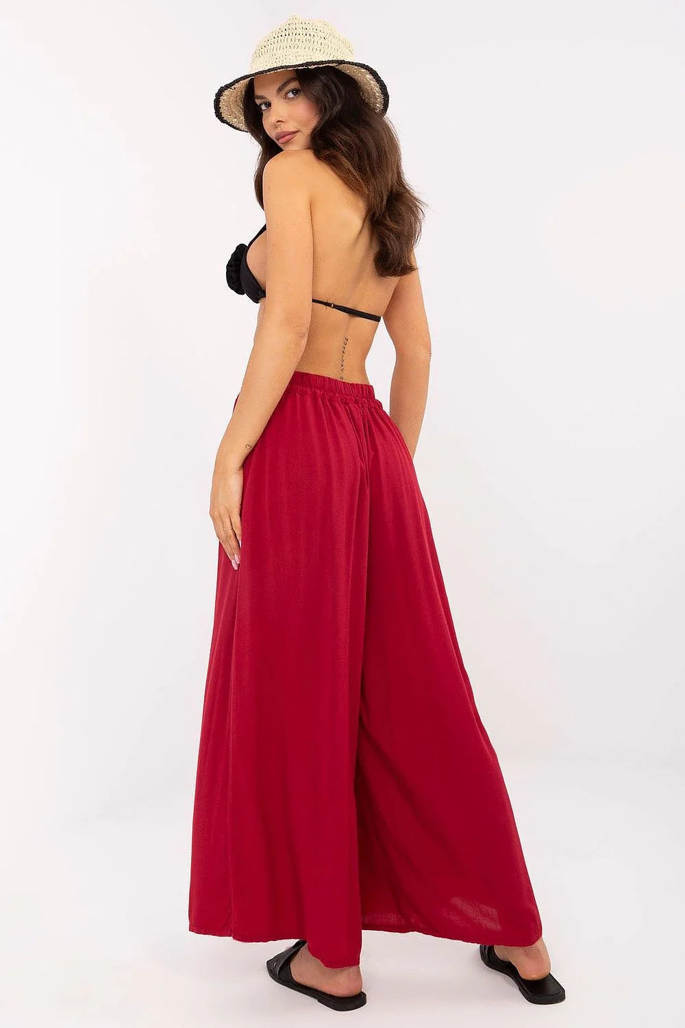 Pantalon femme style suédois Och Bella large rouge viscose haut bikini noir chapeau paille sandales plage estivale