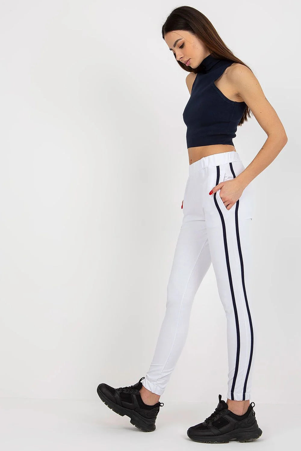 Tenue survêtement femme crop top blanc pantalon jogger bandes noires sport-chic confortable