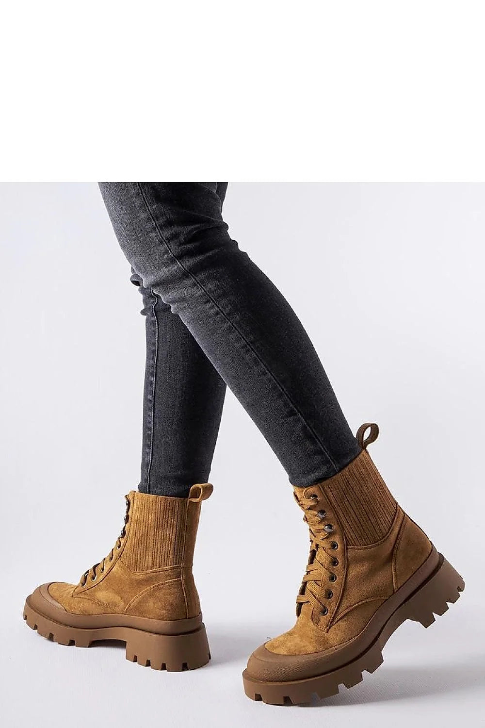 bottines femme suede camel montantes lacets oeillets metalliques semelle crantee gomme talon compense bout rond col cotele renforce robuste elegantes