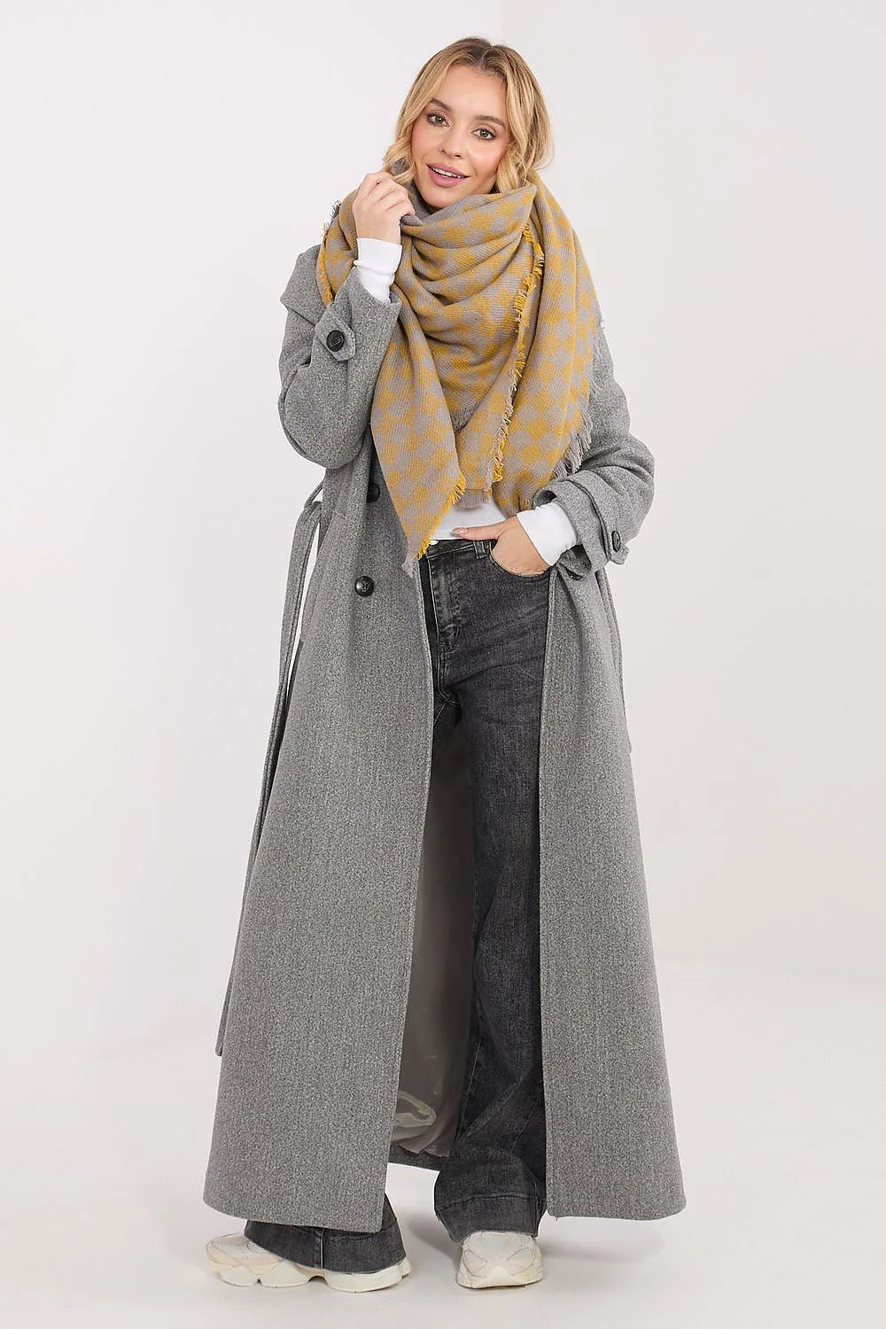 écharpe châle oversize carré plaid carreaux jaune moutarde gris grande maille tricotée douce bords effilochés franges délicates tombé enveloppant cocooning