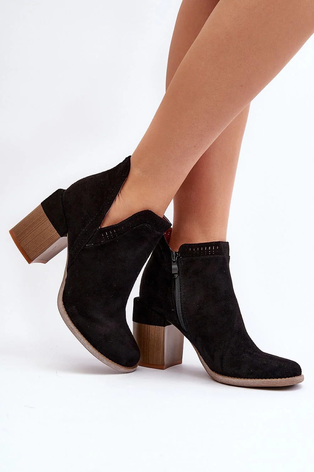 Bottes élégantes pour femmes en éco-suede, talon massif, design moderne, style intemporel, mode raffinée, confort optimal