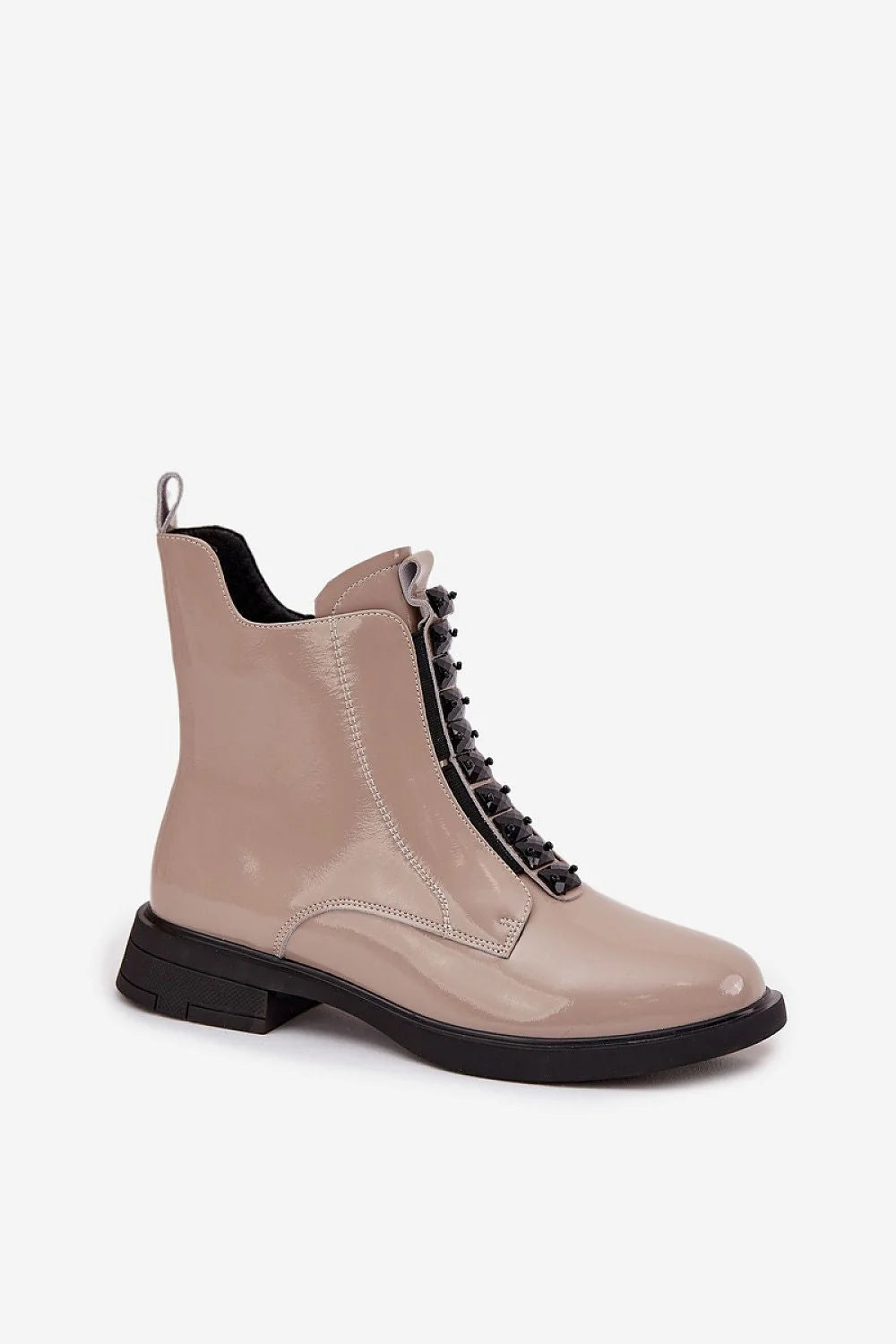 bottines femme cuir verni taupe brillant bout arrondi semelle contrastée noire talon bloc bas cheville zip latéral pierres facettées élégantes