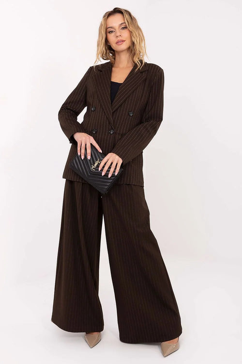 blazer femme tailleur double boutonnage marron foncé fines rayures verticales col cranté boutons noirs oversize épaules marquées
